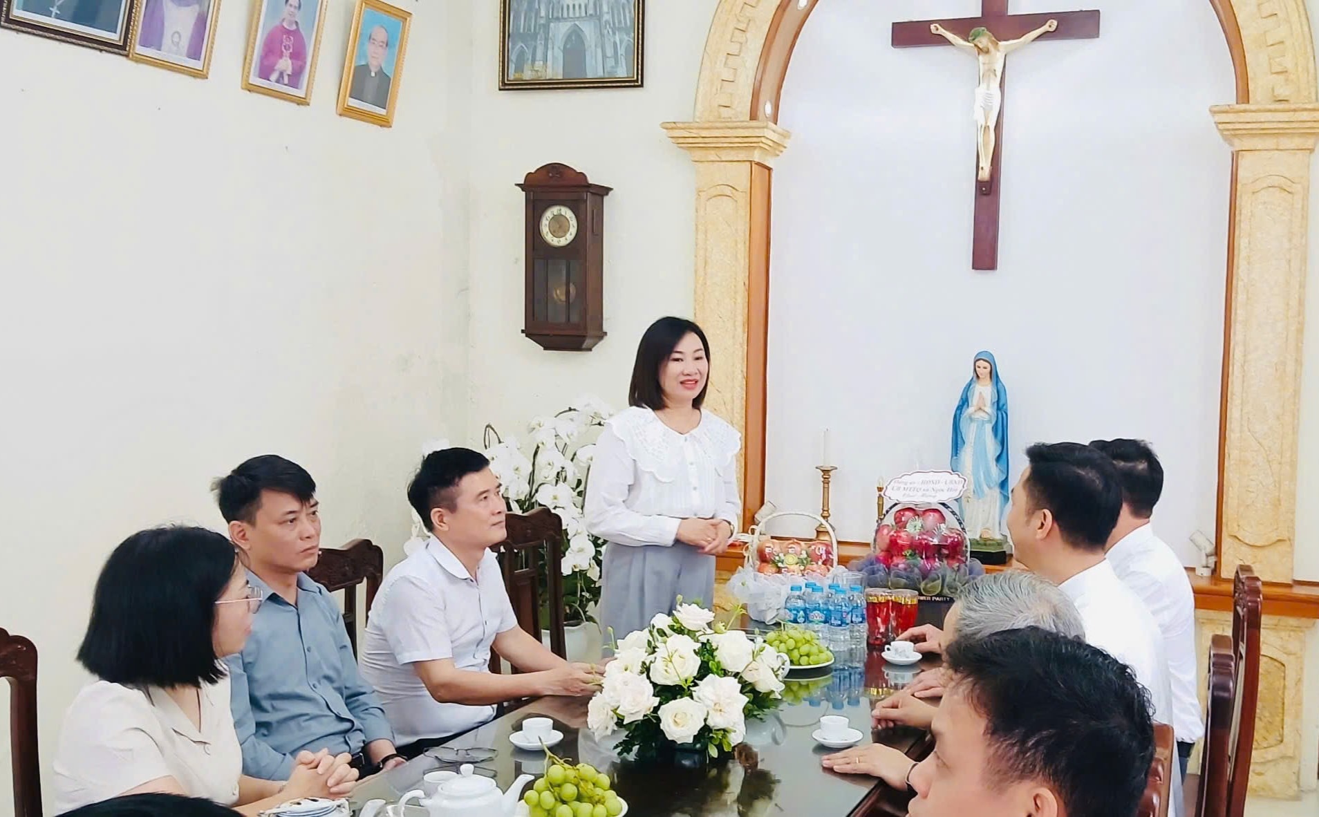 Phó Bí thư Thường trực Đảng ủy xã Ngọc Hồi Nguyễn Thị Hằng chúc mừng Giáo họ Ngọc Hồi nhân dịp Lễ Thánh Quan thầy. Ảnh: PV