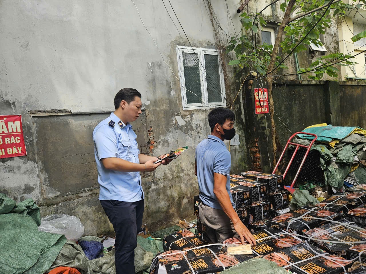 Le autorità di gestione del mercato di Hanoi hanno sequestrato salsicce di contrabbando non conformi agli standard di sicurezza alimentare nel vicolo 1B, corsia 16 di Do Xuan Hop, nel quartiere di Tu Liem. Foto: Hoai Nam