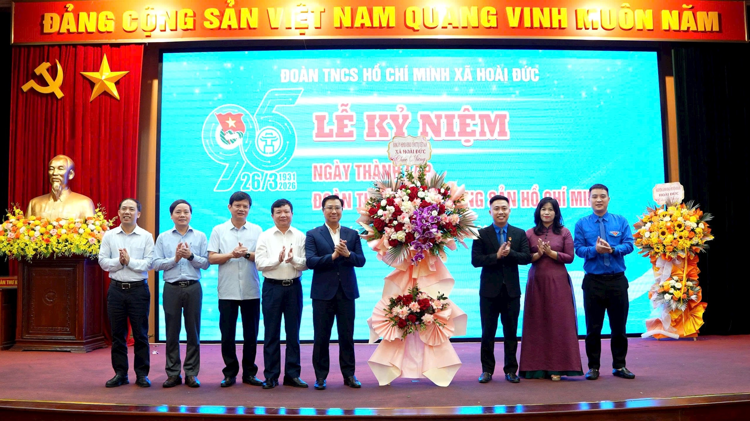 Lãnh đạo xã Hoài Đức tặng hoa chúc mừng. (Ảnh: Đ.H)