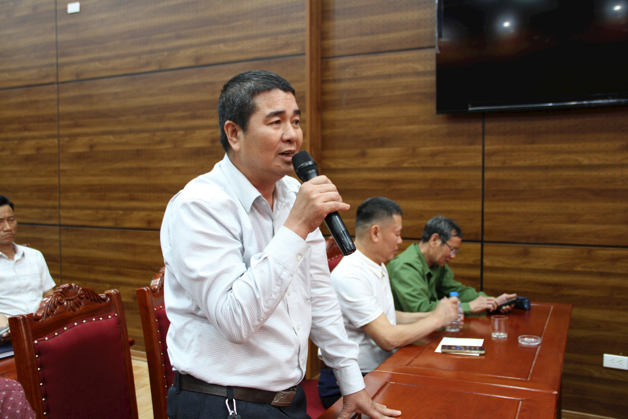 Đại biểu Vũ Văn Quang (thôn Đồng Chiêm) nêu ý kiến tại Hội nghị. Ảnh: