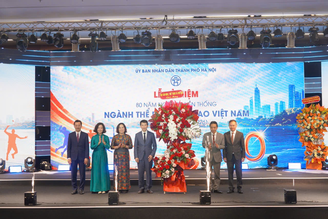 Thứ trưởng Bộ Văn hóa, Thể thao và Du lịch Hoàng Đạo Cương (thứ 2 bên phải) đại diện Bộ Văn hóa, Thể thao và Du lịch tặng hoa. Ảnh Hà Ngân