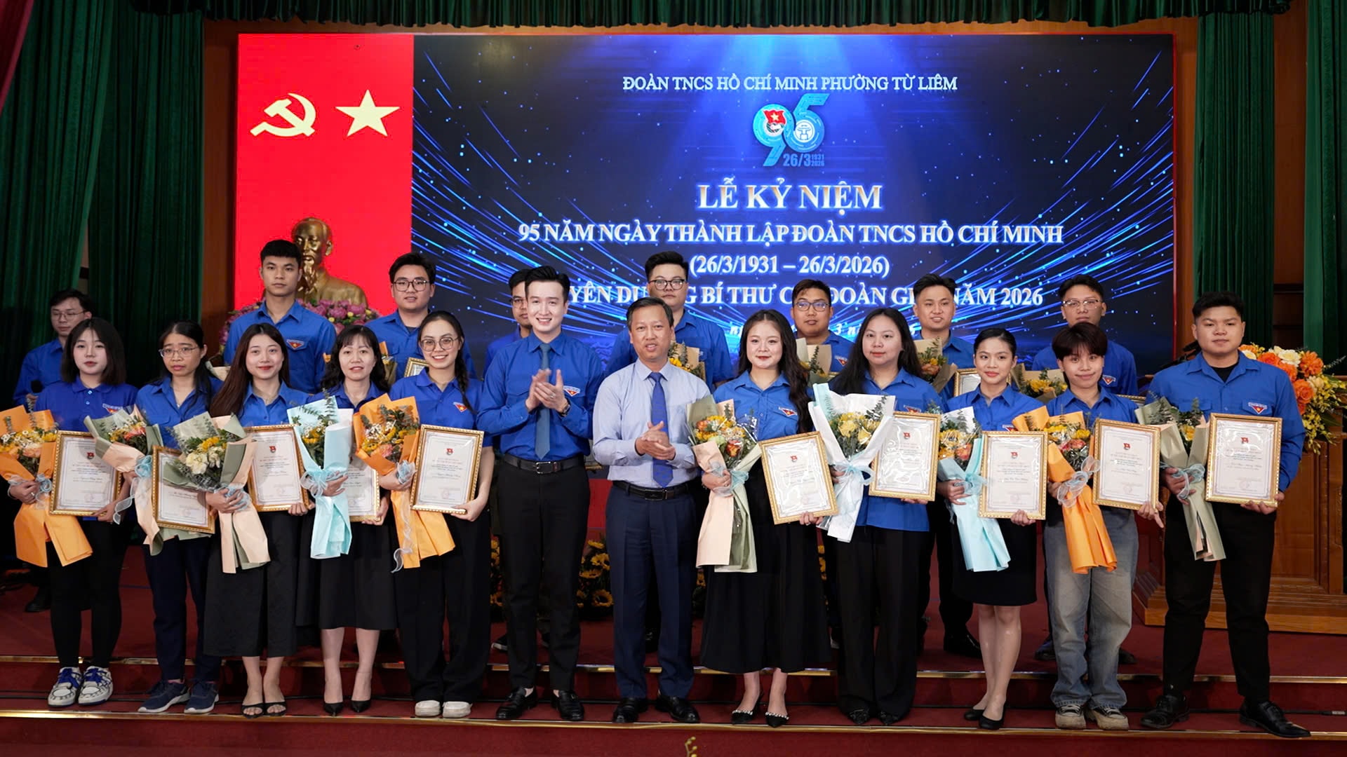 Lãnh đạo Thành đoàn Hà Nội và lãnh đạo phường Từ Liêm trao giấy chứng nhận và hoa cho các Bí thư Chi đoàn giỏi năm 2026. Ảnh: Việt Đức