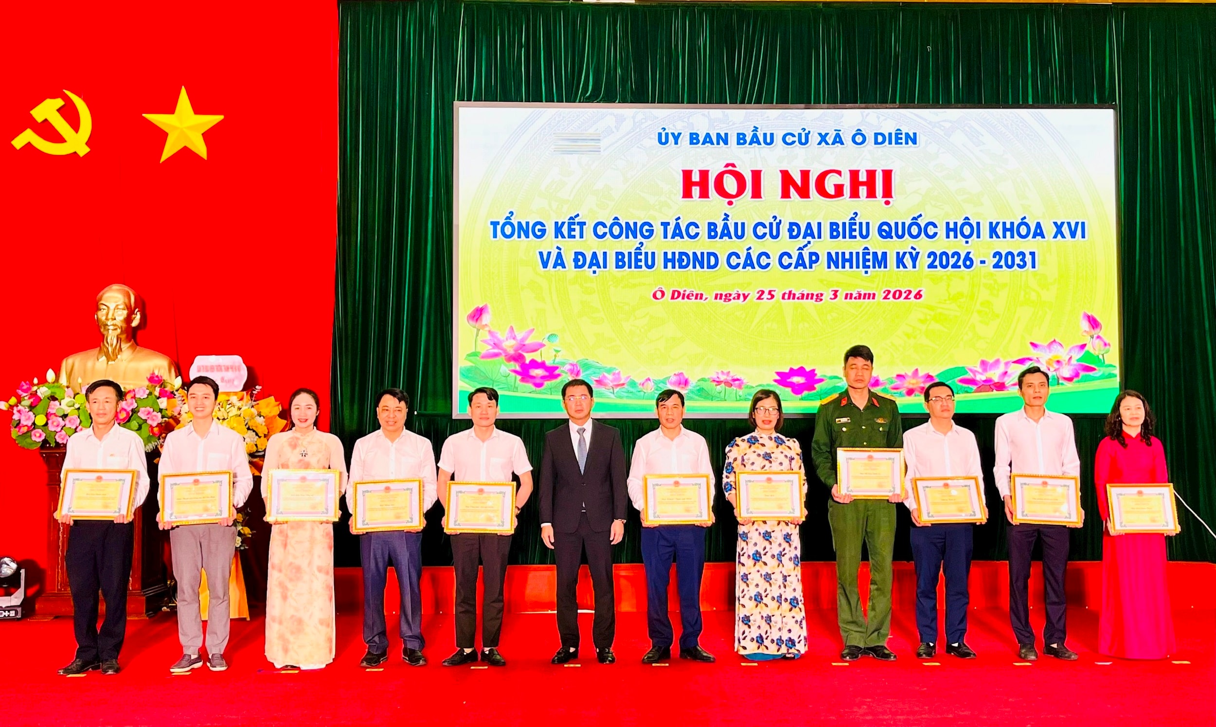 Bí thư Đảng ủy, Chủ tịch HĐND xã Ô Diên Nguyễn Văn Đức khen thưởng các tập thể, cá nhân có thành tích xuất sắc trong thực hiện công tác bầu cử. Ảnh: Hương Ly 