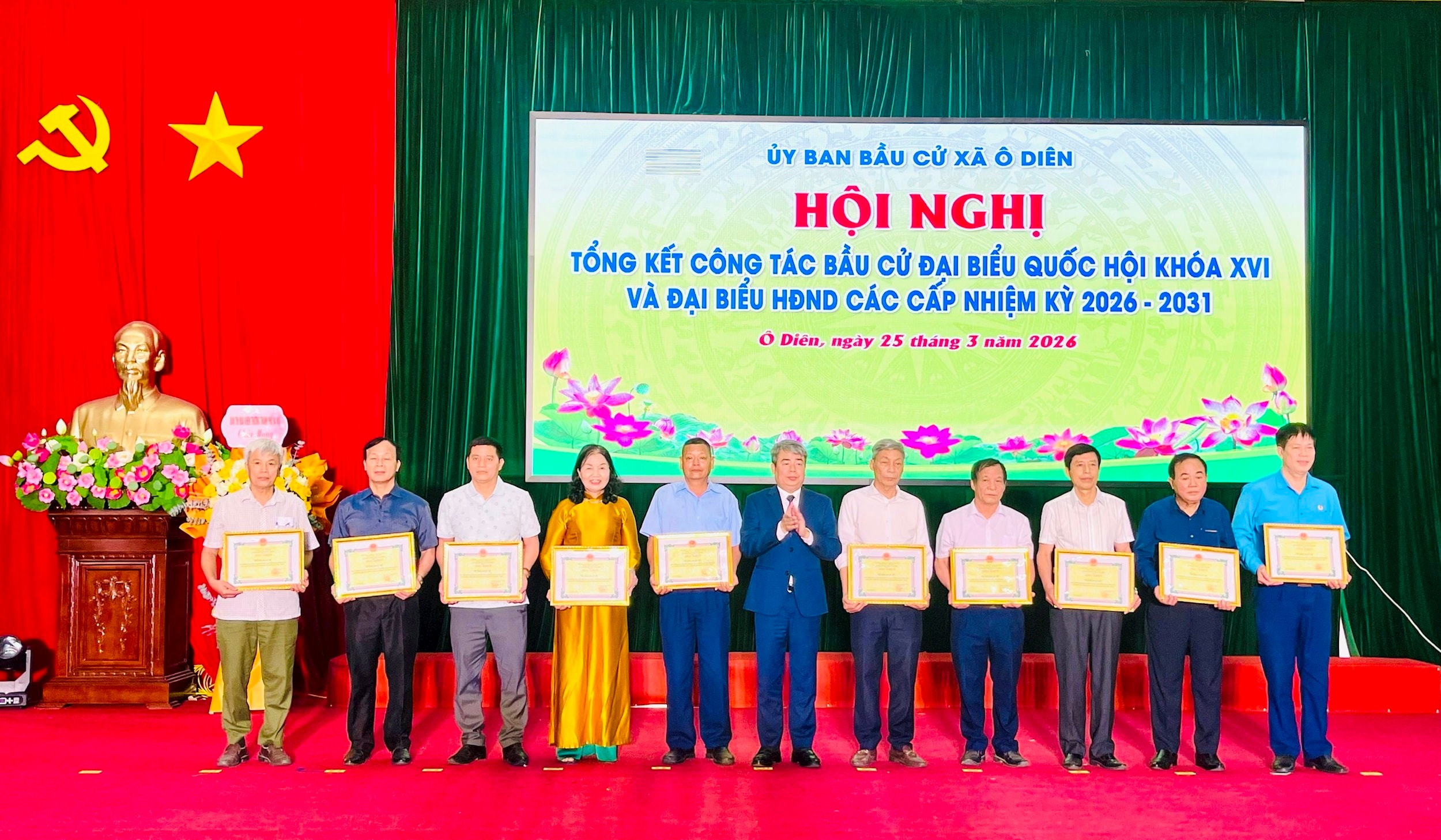 Phó Bí thư Đảng ủy, Chủ tịch UBND xã Ô Diên Đỗ Chí Hưng khen thưởng các tập thể, cá nhân có thành tích xuất sắc trong thực hiện công tác bầu cử. Ảnh: Hương Ly