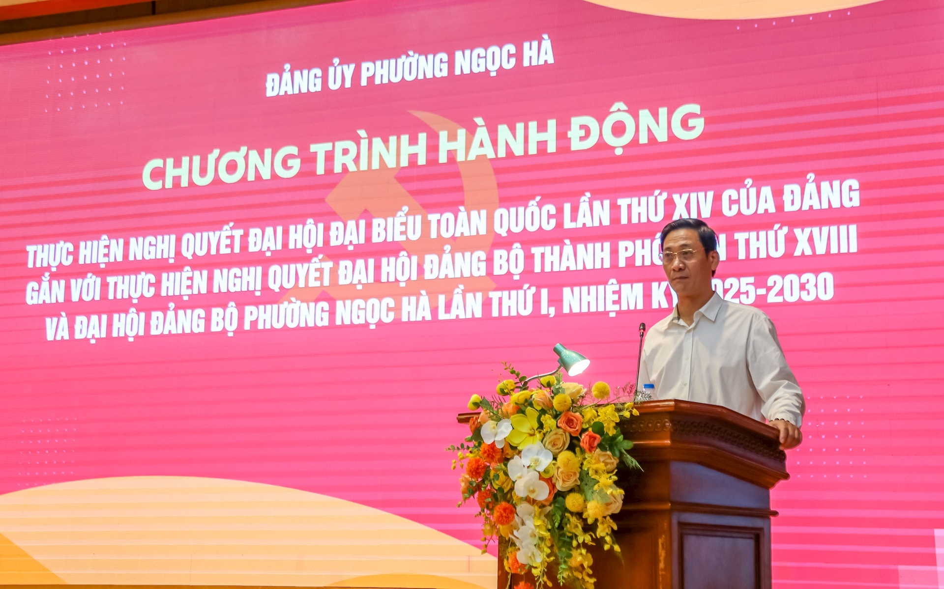 Bí thư Đảng ủy phường Ngọc Hà Lê Thanh Nam phát biểu tại hội nghị. Ảnh Duy Khánh