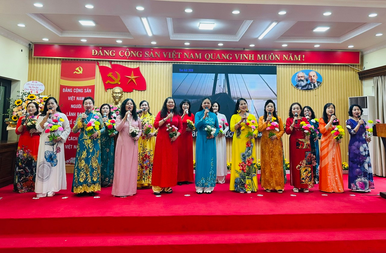 Chương trình văn nghệ tại Đại hội do người dân của phường biểu diễn. Ảnh: Hoàng Quyên