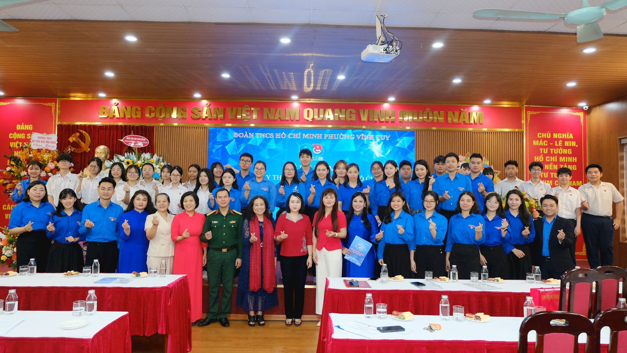 Các đại biểu chụp ảnh lưu niệm tại buổi lễ.