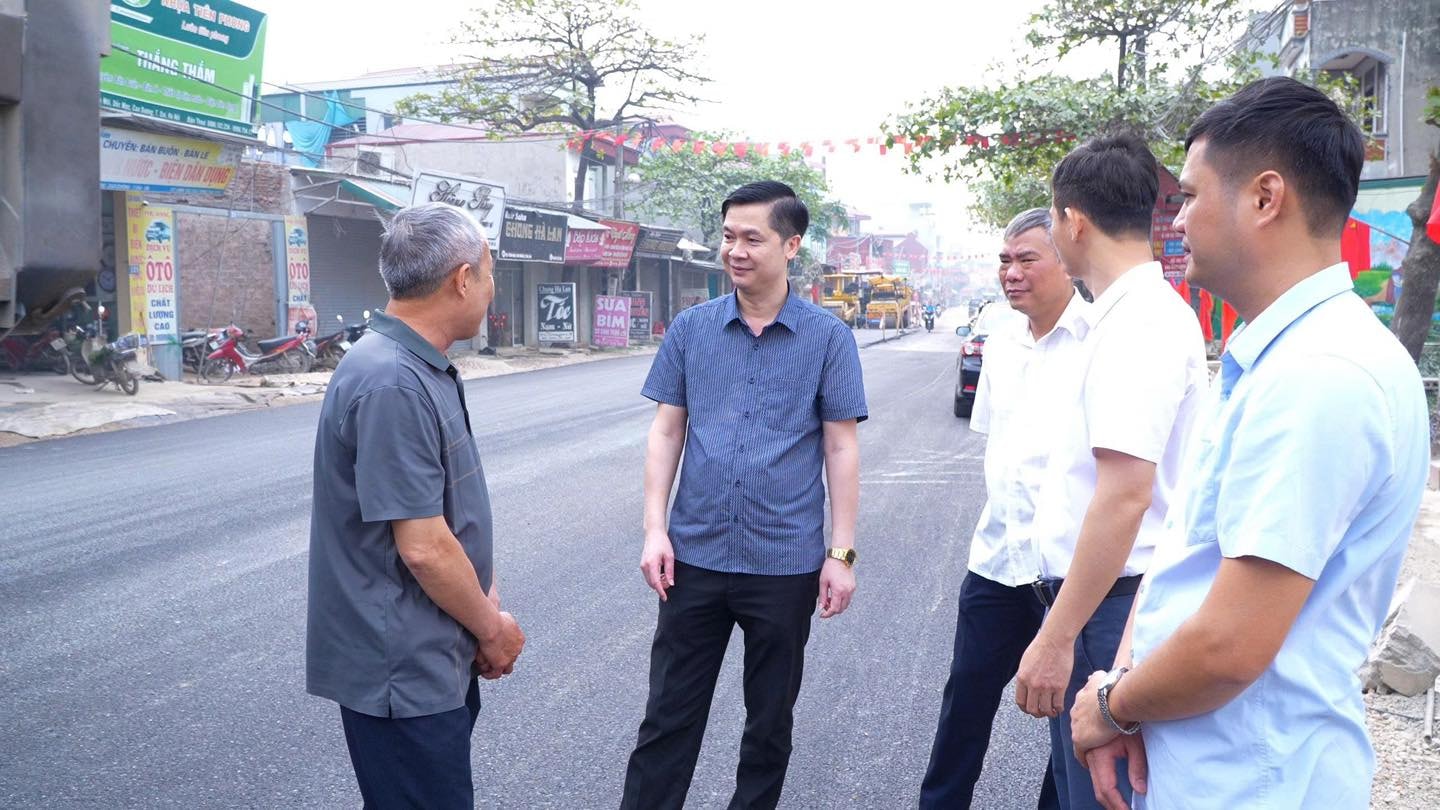 Lãnh đạo chính quyền xã Dân Hòa kiểm tra tại cơ sở. Ảnh: PV