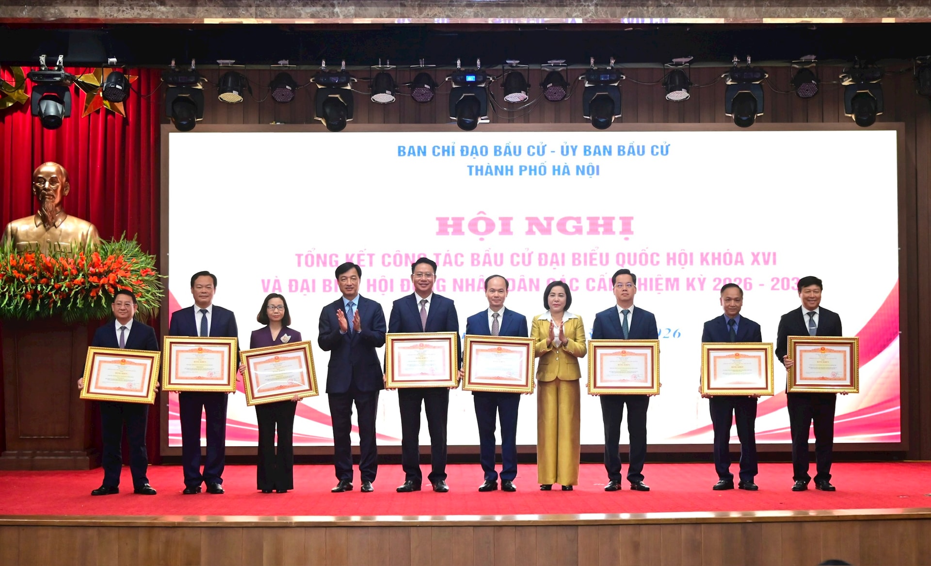 Bí thư Thành ủy Hà Nội Nguyễn Duy Ngọc và Phó Chủ tịch Quốc hội Nguyễn Thị Thanh trao Bằng khen tặng các tập thể có thành tích xuất sắc. Ảnh: Thành Thái