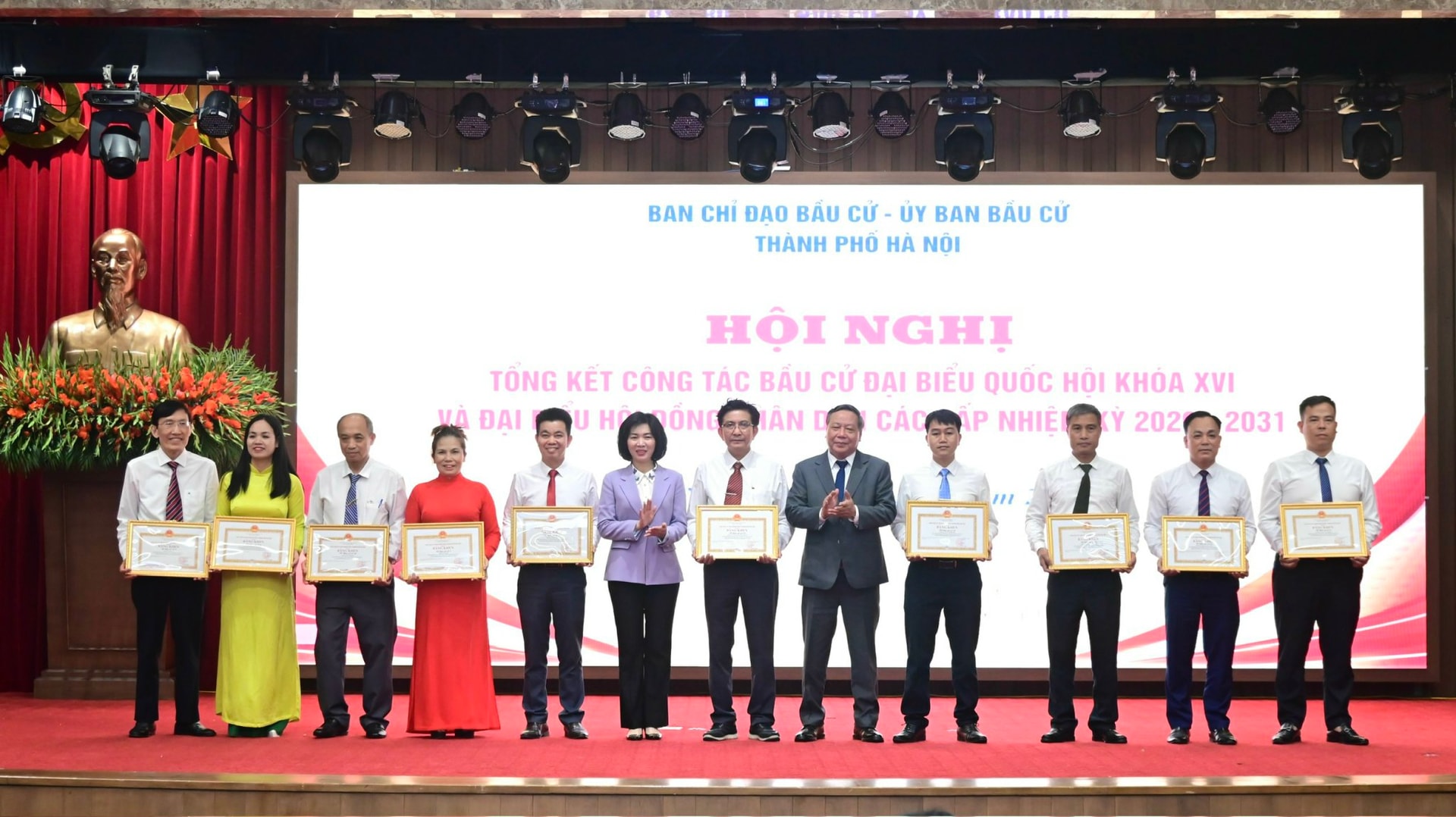 Các tập thể, cá nhân tiêu biểu trong thực hiện công tác bầu cử được thành phố khen thưởng. Ảnh: Thành Thái