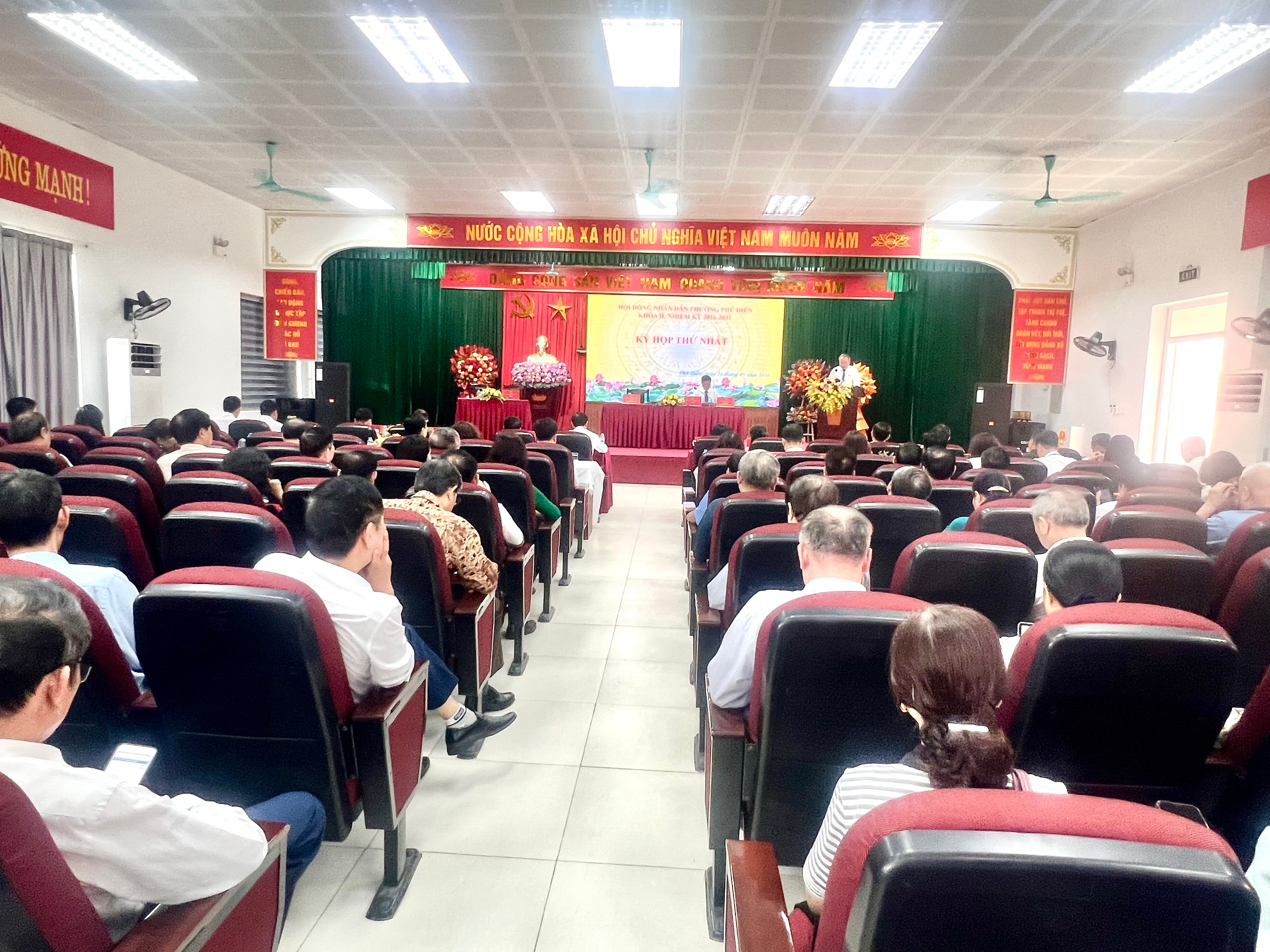 Kỳ họp thứ nhất HĐND phường Phú Diễn khoá II, nhiệm kỳ 2026-2031 đã kiện toàn tổ chức bộ máy, quyết định nhiều nội dung quan trọng.