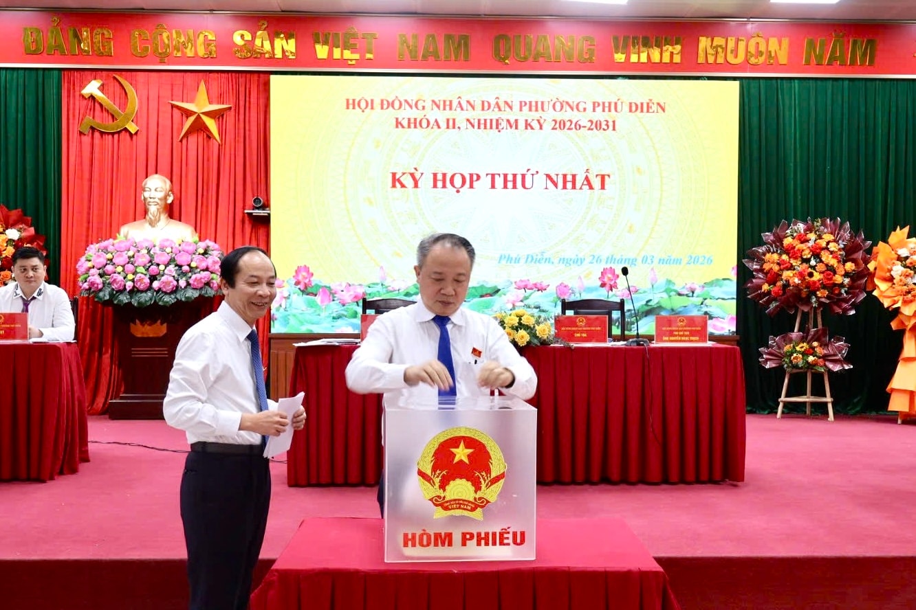 Bí thư Đảng ủy - Chủ tịch HĐND phường Nguyễn Lê Hoàng và Chủ tịch UBND phường Nguyễn Văn Hải bỏ phiếu bầu các chức danh tại kỳ họp.