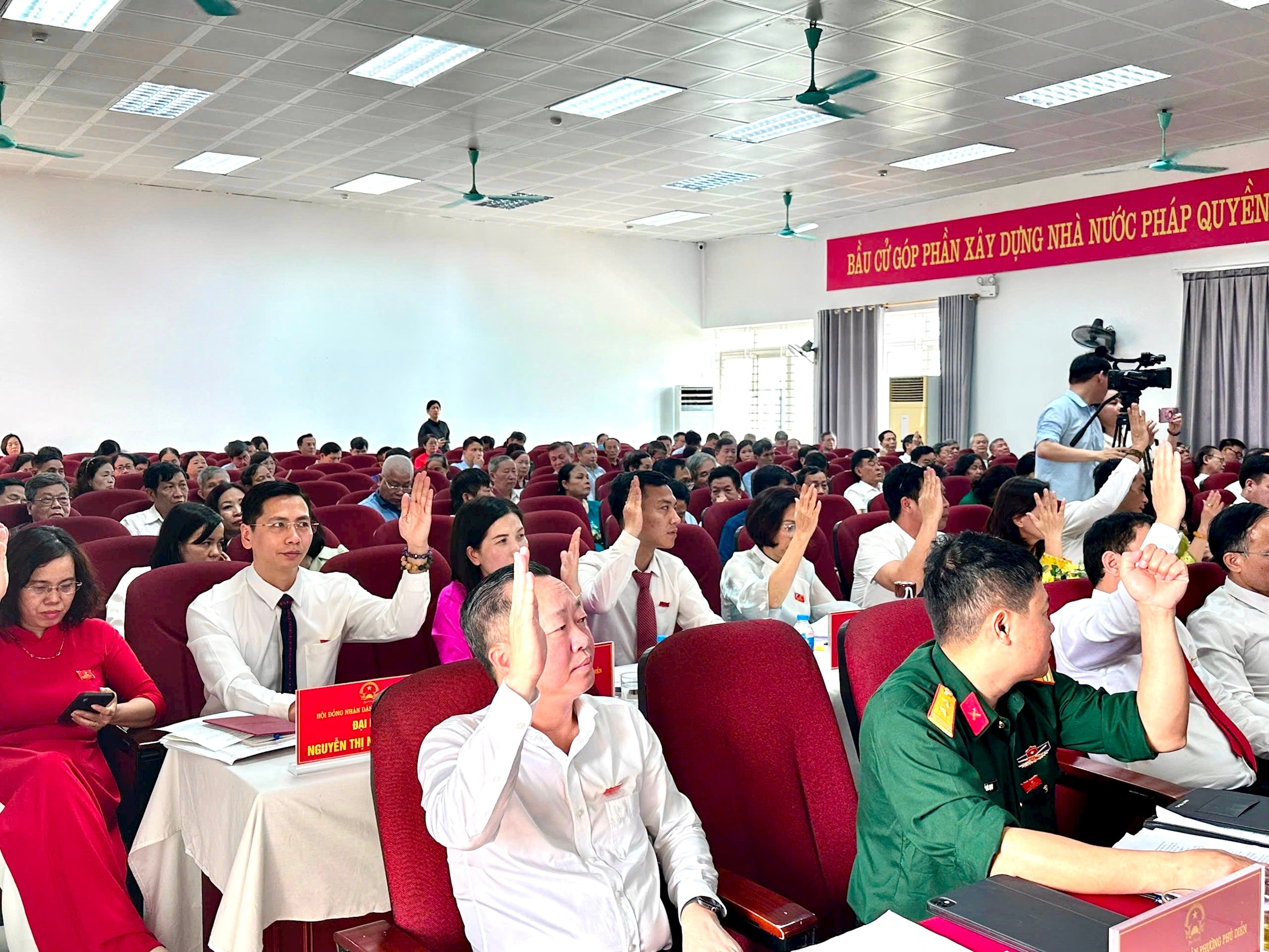 Kỳ họp thứ nhất HĐND phường Phú Diễn được tổ chức theo đúng quy định của pháp luật, bảo đảm trình tự, thủ tục và nội dung theo chương trình đã được chuẩn bị kỹ lưỡng.