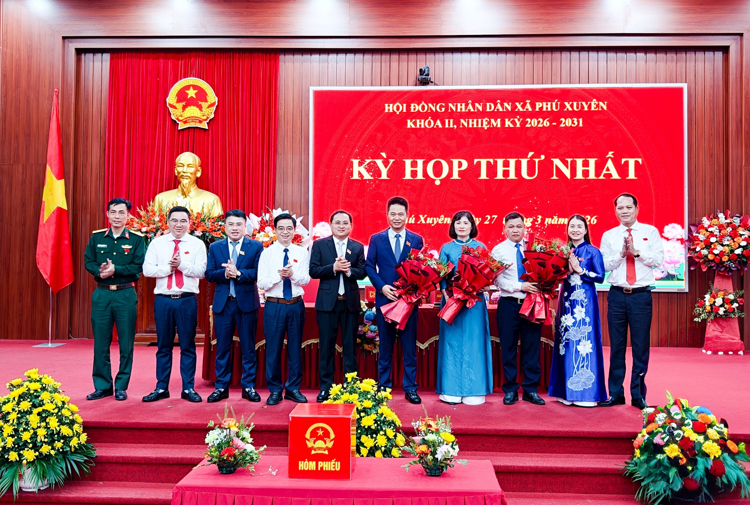 Chủ tịch HĐND, Phó Chủ tịch HĐND và Trưởng ban HĐND ra mắt trước HĐND xã. Ảnh Minh Phương