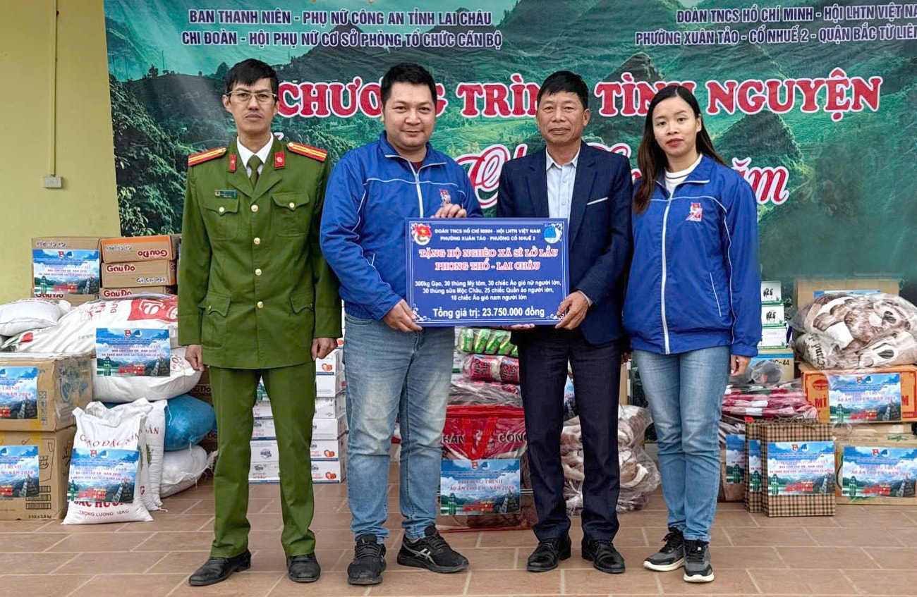 La famiglia del signor Nguyen Quoc Luong e della signora Le Thi Tieu Hau impegnata in un programma di volontariato nella provincia di Lai Chau.