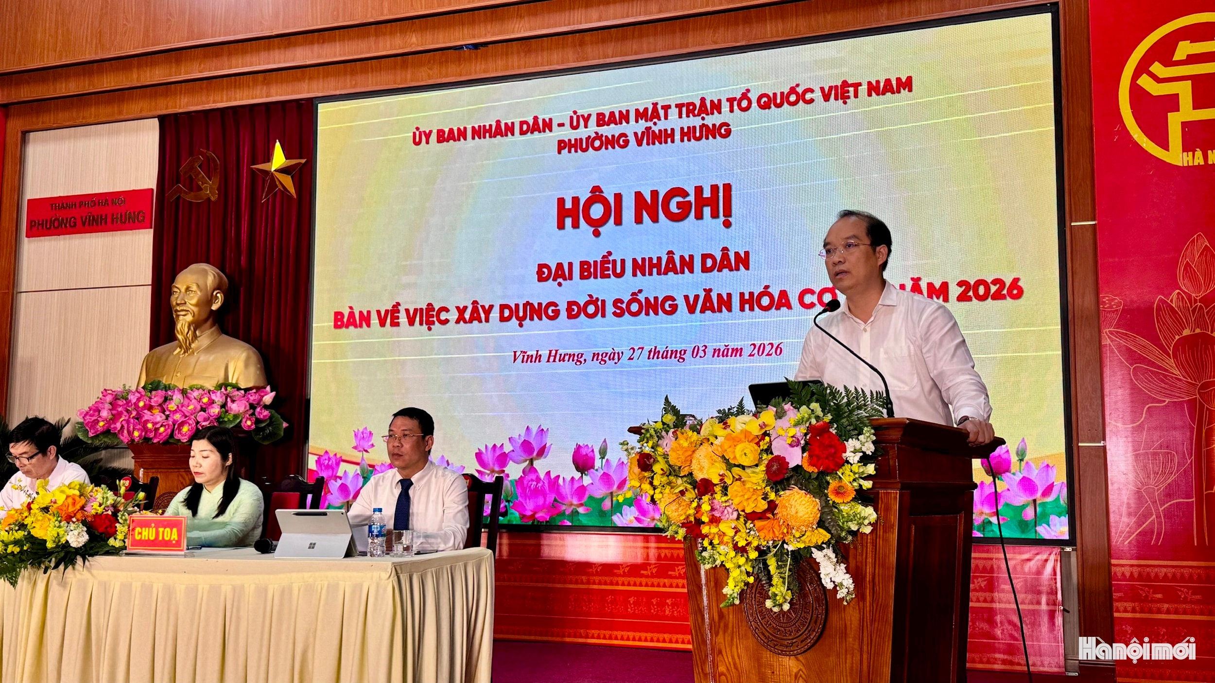 Nguyen Anh Tuan, vicesegretario del Comitato permanente del Comitato del Partito del distretto di Vinh Hung, ha tenuto un discorso alla conferenza (foto: Duy Anh).