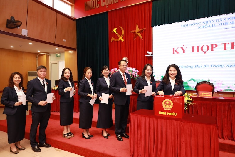 Đại biểu HĐND phường bỏ phiếu bầu các chức danh chủ chủ chốt. Ảnh HM