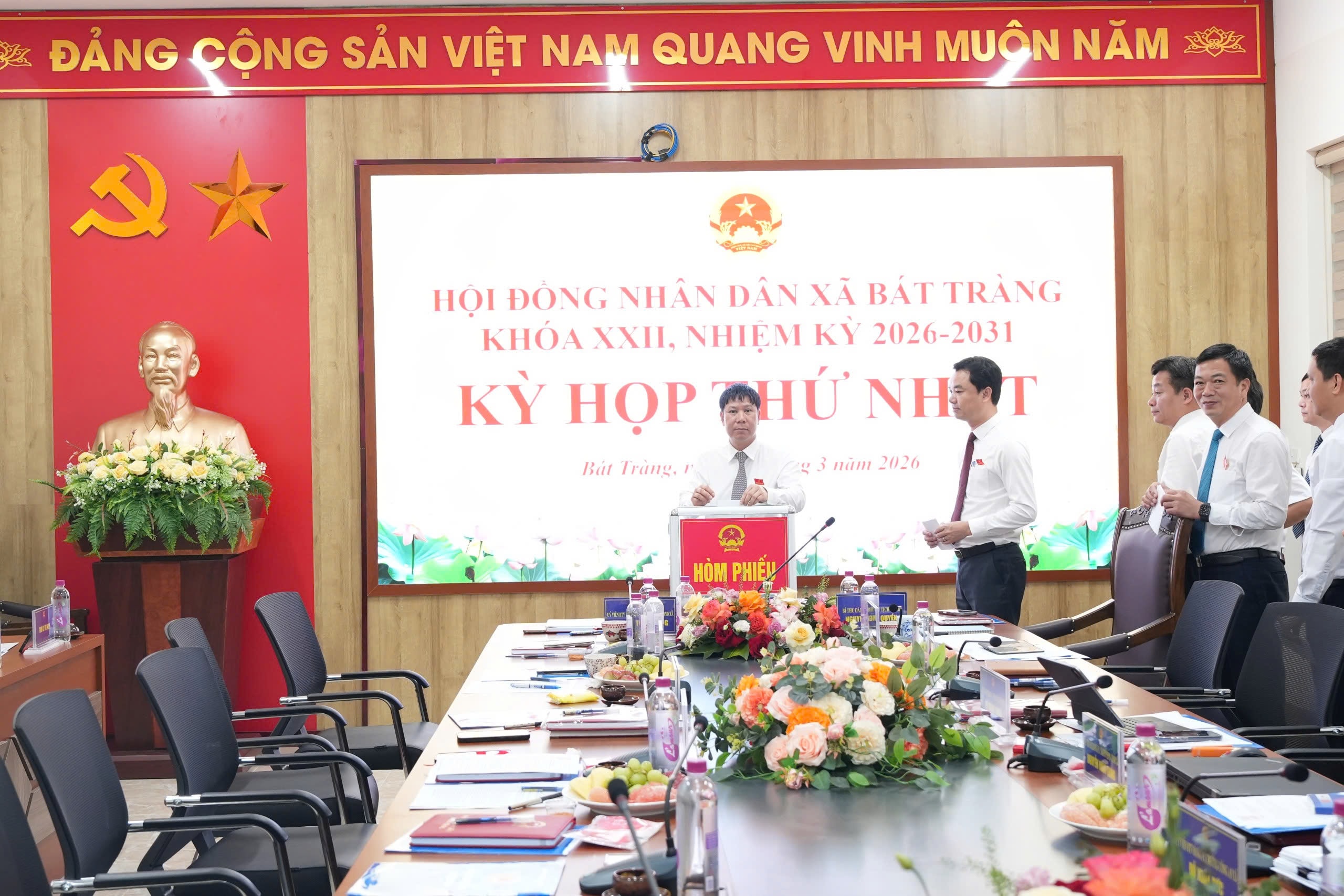 Các đại biểu bỏ phiếu bầu các chức danh chủ chốt của HĐND và UBND xã nhiệm kỳ mới theo quy định. Ảnh: Phương Lộc