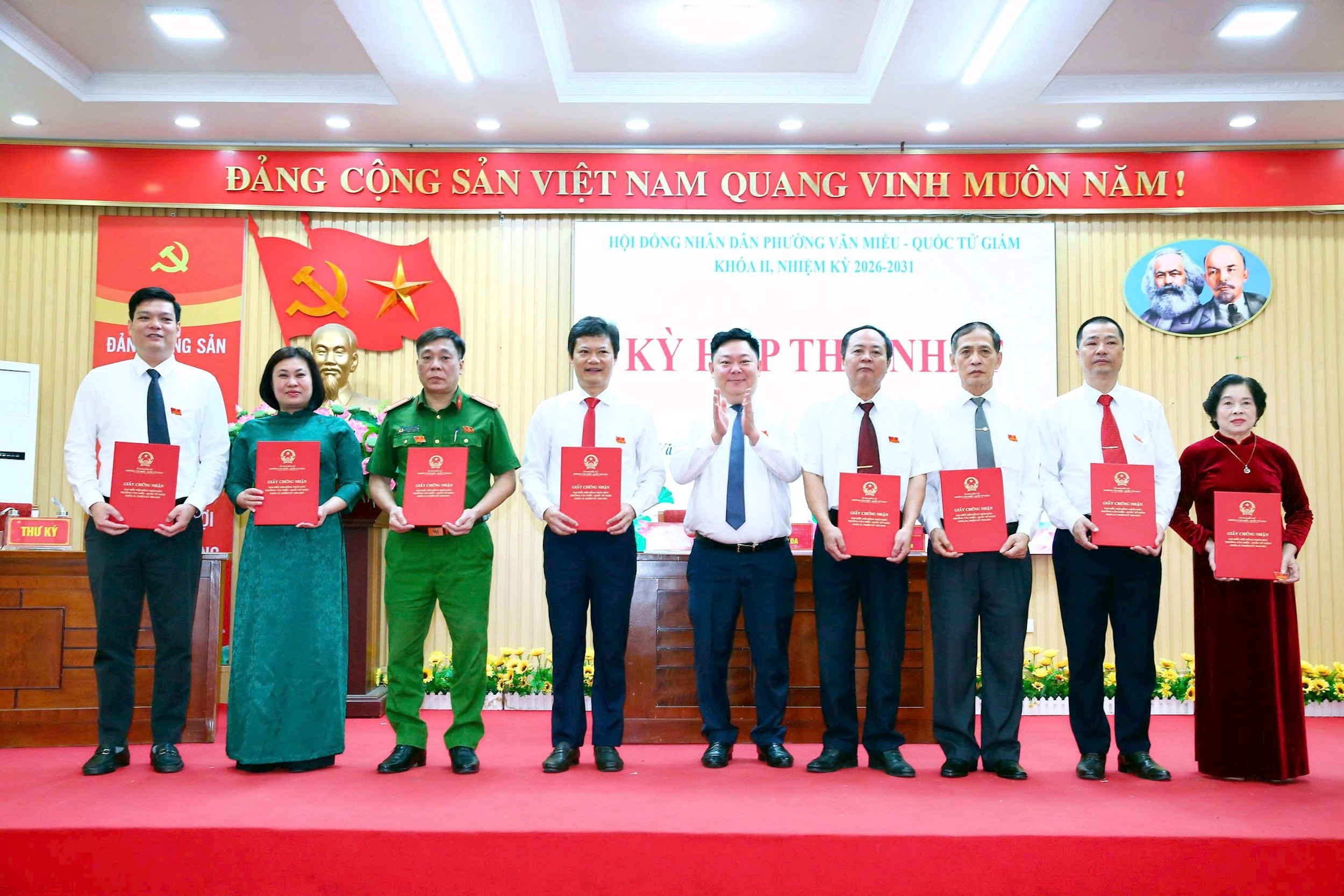 Lãnh đạo Ủy ban Bầu cử phường trao Nghị quyết xác nhận tư cách đai