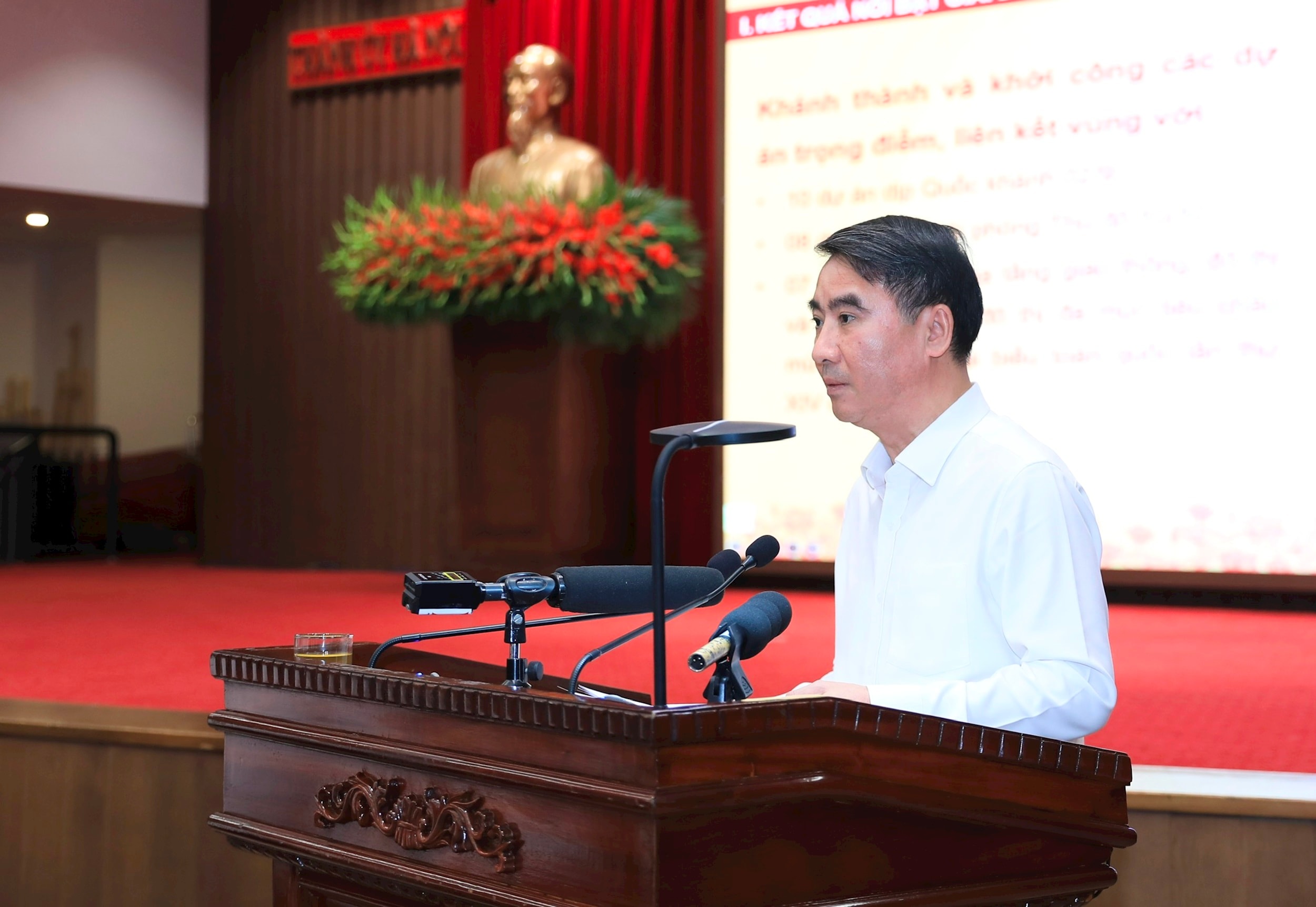 Phó Chủ tịch UBND thành phố Nguyễn Xuân Lưu trình bày tình hình thực hiện Kế hoạch phát triển kinh tế - xã hội 5 năm 2021–2025. Ảnh: Quang Thái