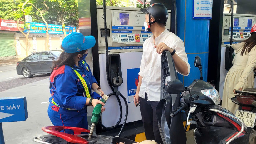 Một điểm bán xăng của PVOil tại Hà Nội. (Ảnh: Đức Duy/Vietnam+)