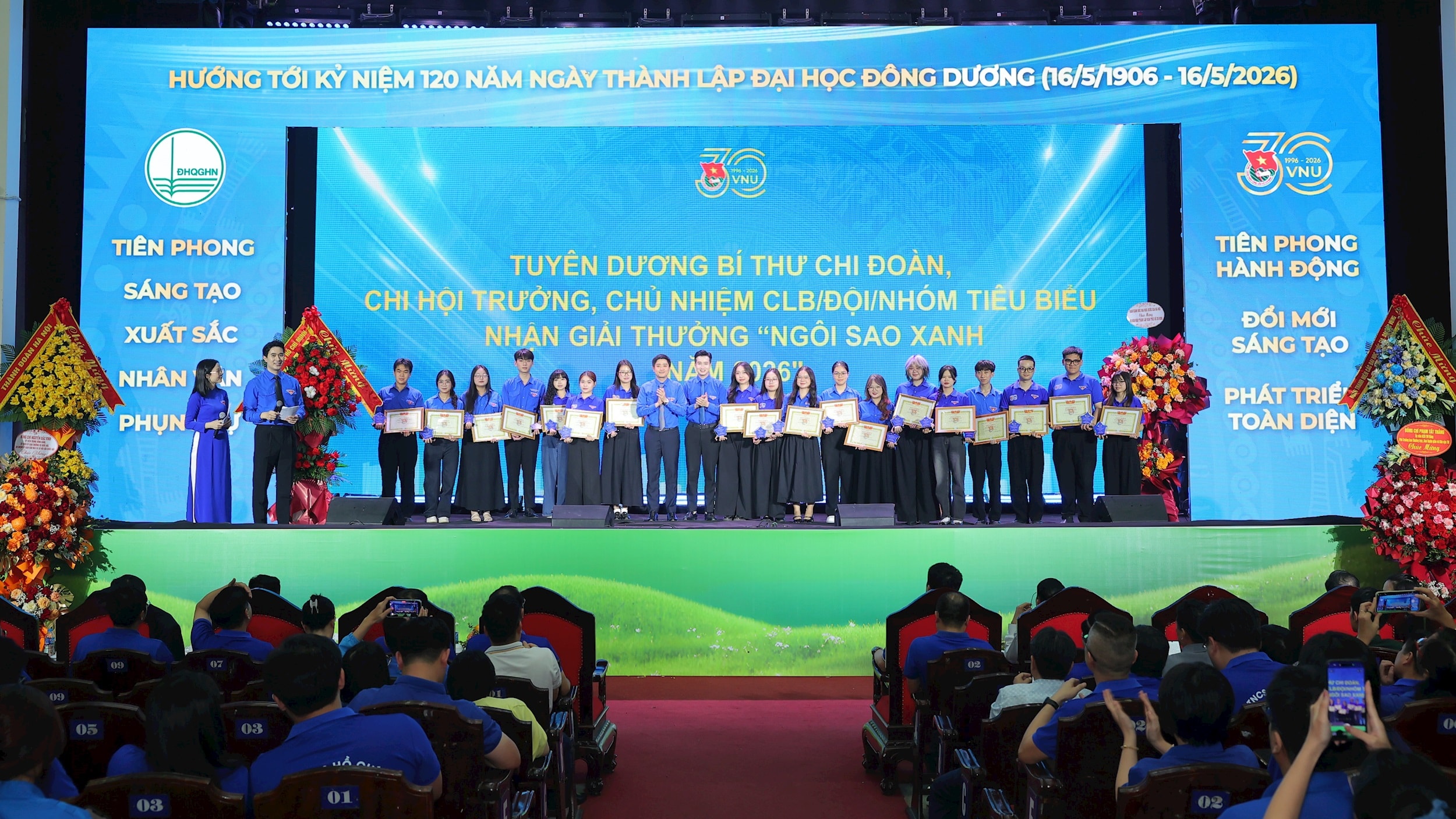 Phó Chủ tịch Thường trực Trung ương Hội Sinh viên Việt Nam Lâm Tùng và Phó Bí thư Thành đoàn, Chủ tịch Hội đồng đội thành phố Hà Nội Đào Đức Việt trao phần thưởng đến cán bộ Đoàn, Hội nhận giải thưởng 