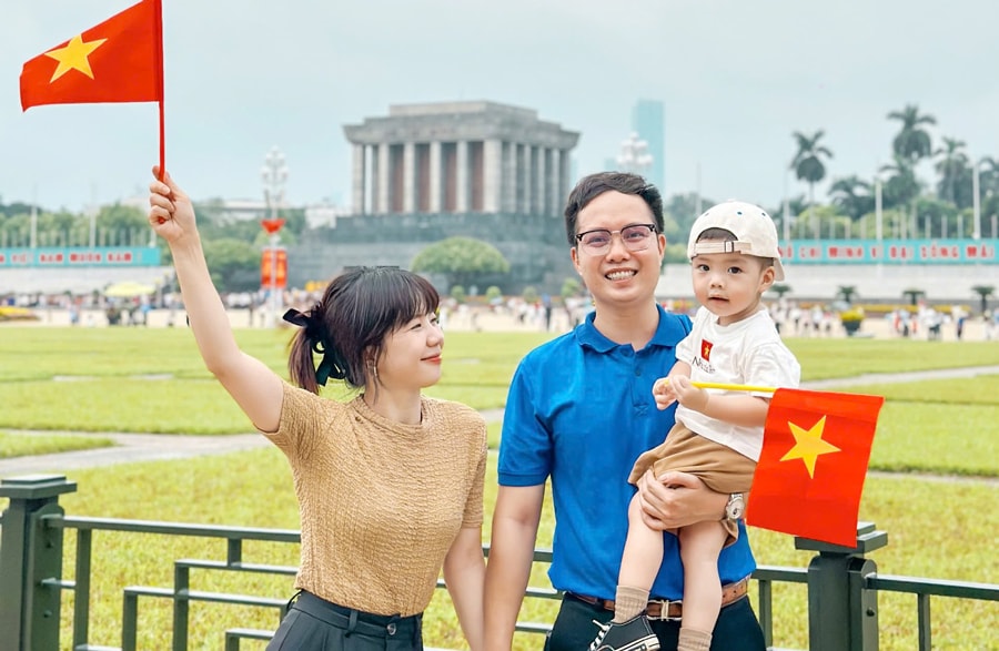 at6 Gia đình cán bộ Đoàn - anh Trần Đình Hòa và chị Nguyễn Thị Thu Dung.