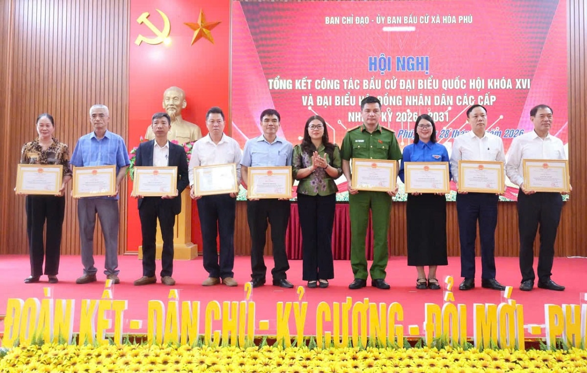 Xã Hòa Phú đã khen thưởng nhiều tập thể, cá nhân có thành tích trong cuộc bầu cử Đại biểu Quốc hội và HĐND các cấp nhiệm kỳ 2026 -2031. ảnh: Lê Hân