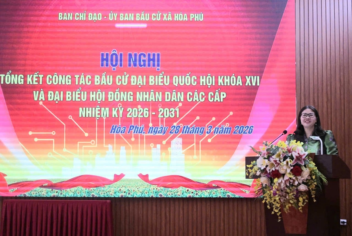Bí thư Đảng ủy, Chủ tịch HĐND xã Hòa Phú Tô Thị Nhàn tại hội nghị tổng kết công tác bầu cử sáng 28-3. ảnh Lê Hân
