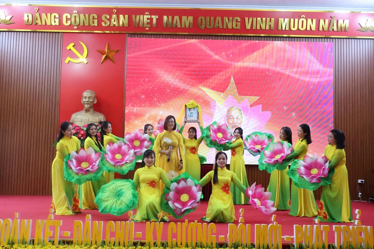 Văn nghệ chào mừng thành công cuộc bầu cử Đại biểu Quốc hội và HĐND các cấp nhiệm kỳ 2026-2031 của xã Hòa Phú. ảnh: Lê Hân