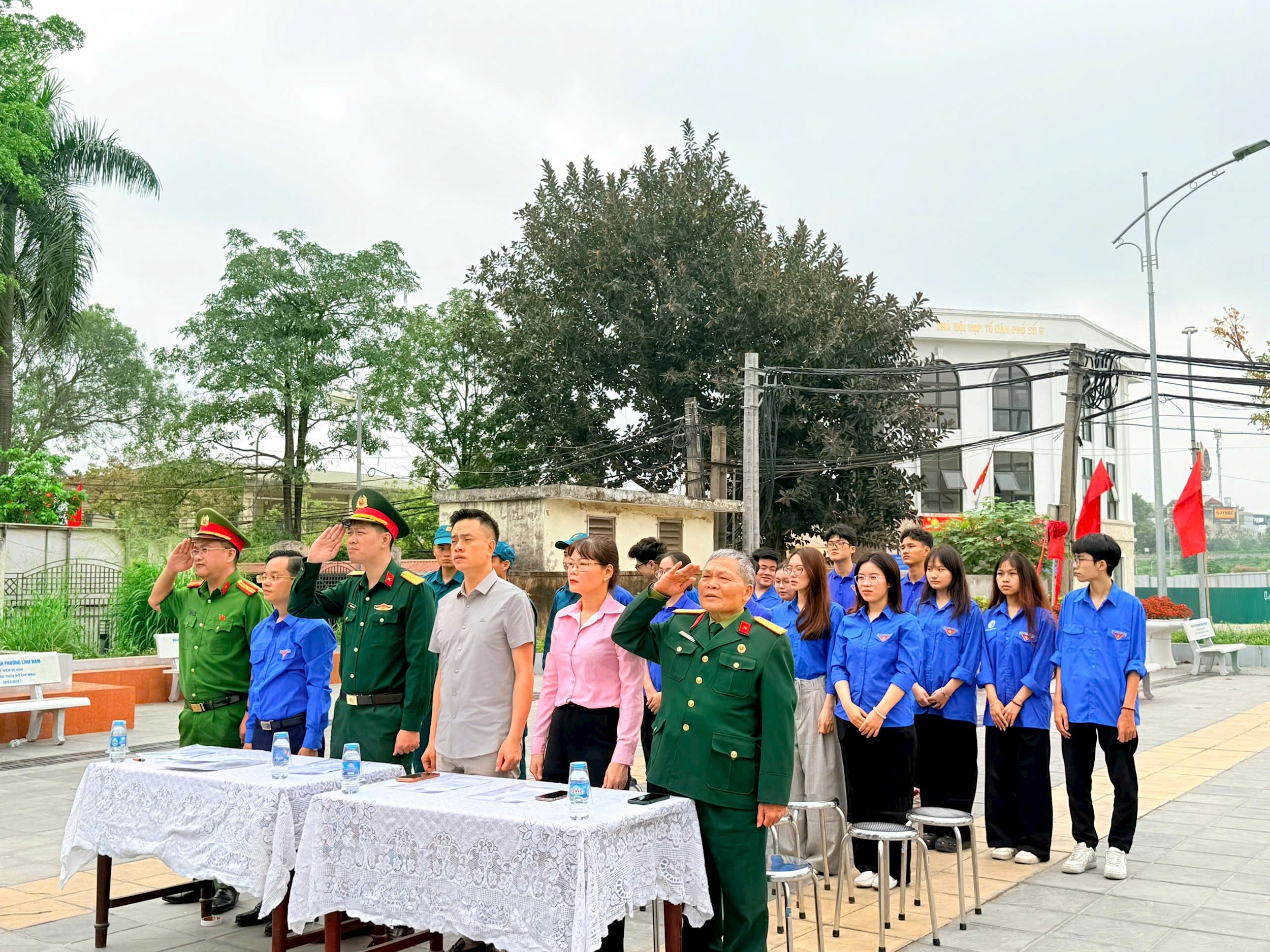 Lãnh đạo phường Lĩnh Nam cùng đoàn viên, thanh niên thực hiện nghi thức chào cờ tại Lễ khánh thành công trình “Ghế đá thanh niên” ở khuôn viên Đài tưởng niệm Anh hùng liệt sĩ phường. Ảnh: P