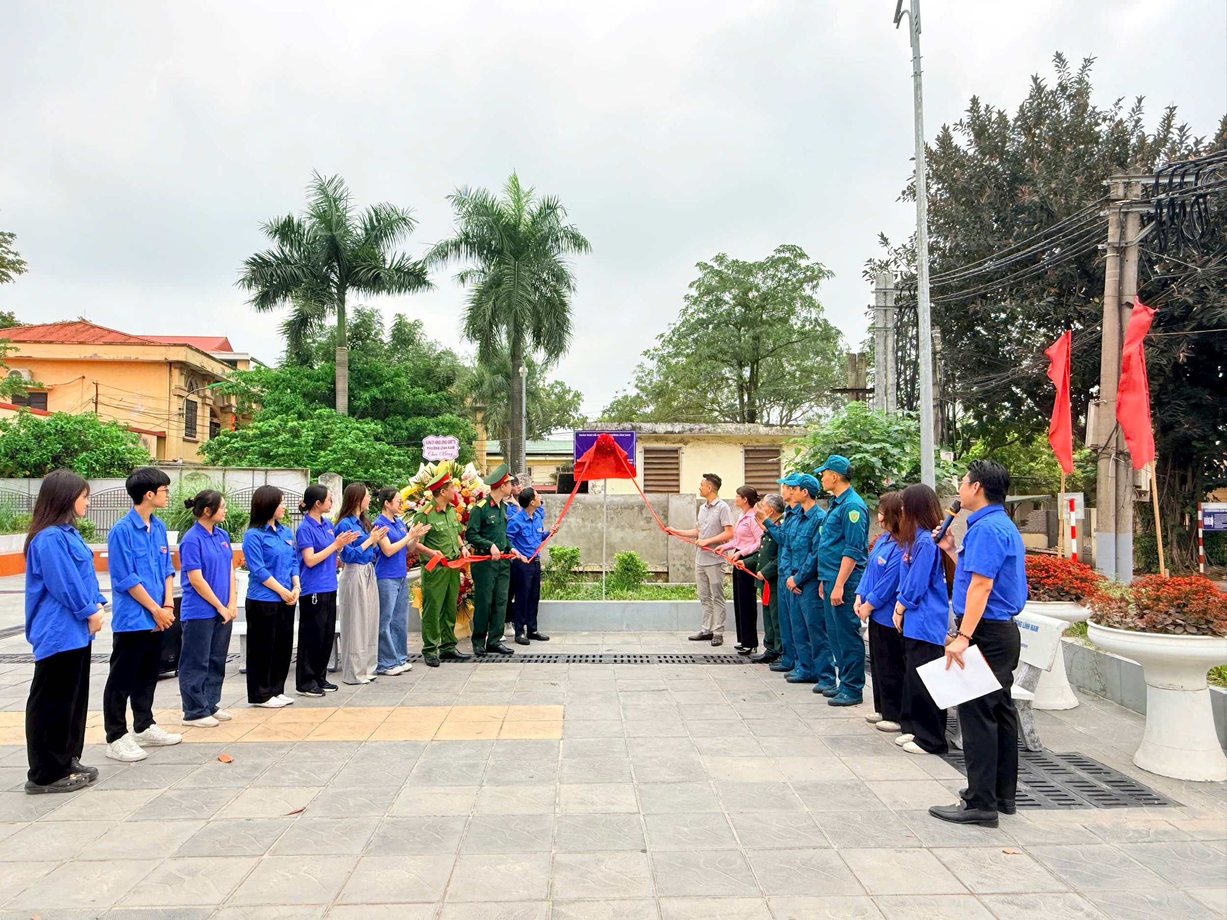 Lãnh đạo phường Lĩnh Nam cùng đoàn viên, thanh niên thực hiện nghi thức khánh thành, gắn biển công trình “Ghế đá thanh niên” Ảnh: PV