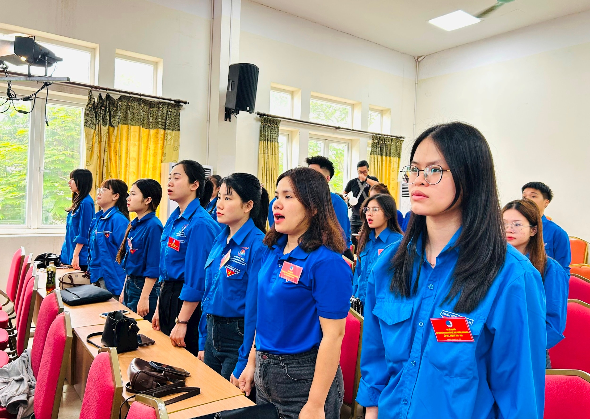 4-thanh-nien.jpg