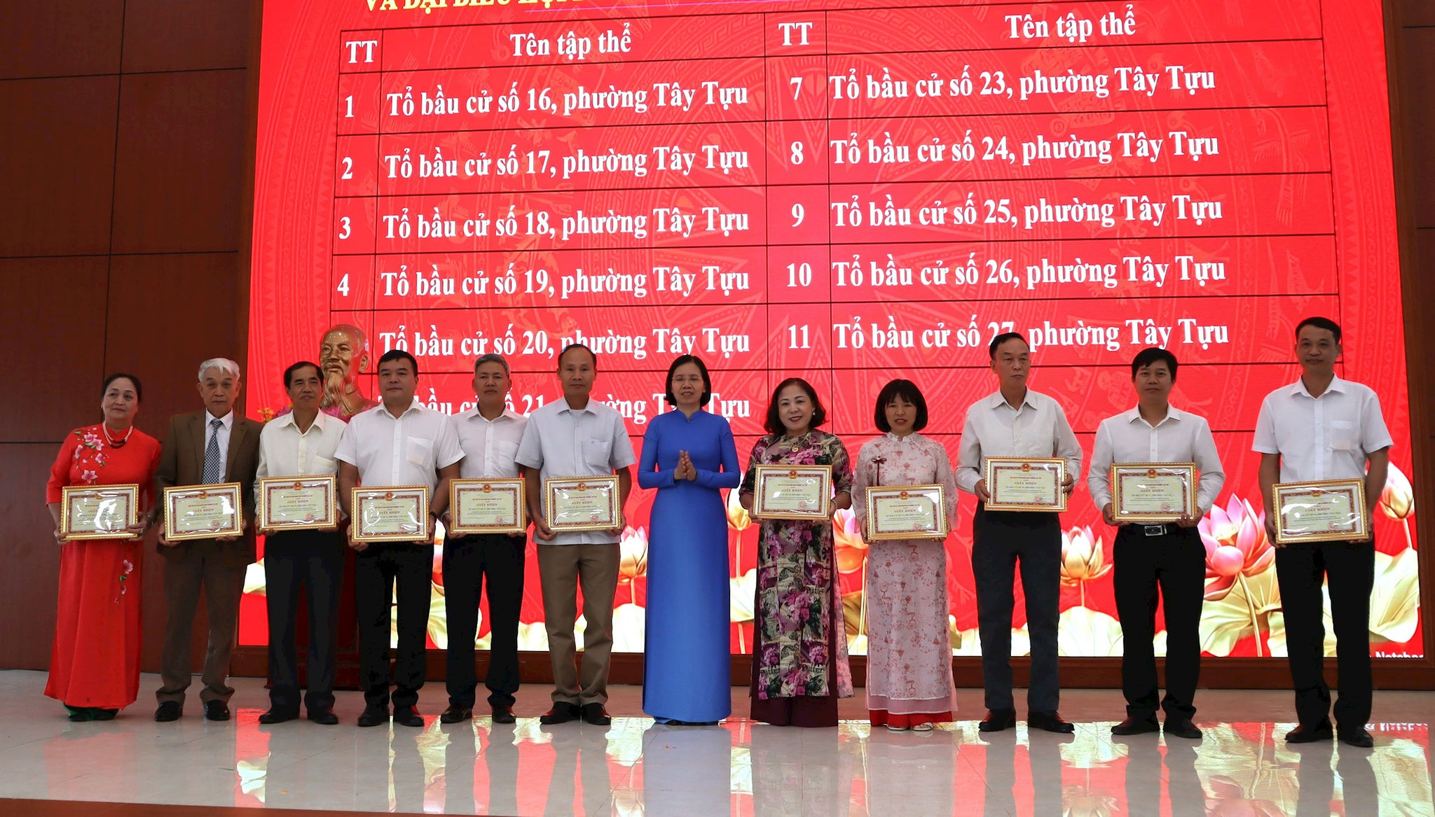 Đồng chí Chu Thị Thu Hà, Chủ tịch Ủy ban MTTQ Việt Nam phường trao Giấy khen của UBND phường cho các cá nhân. Ảnh XS