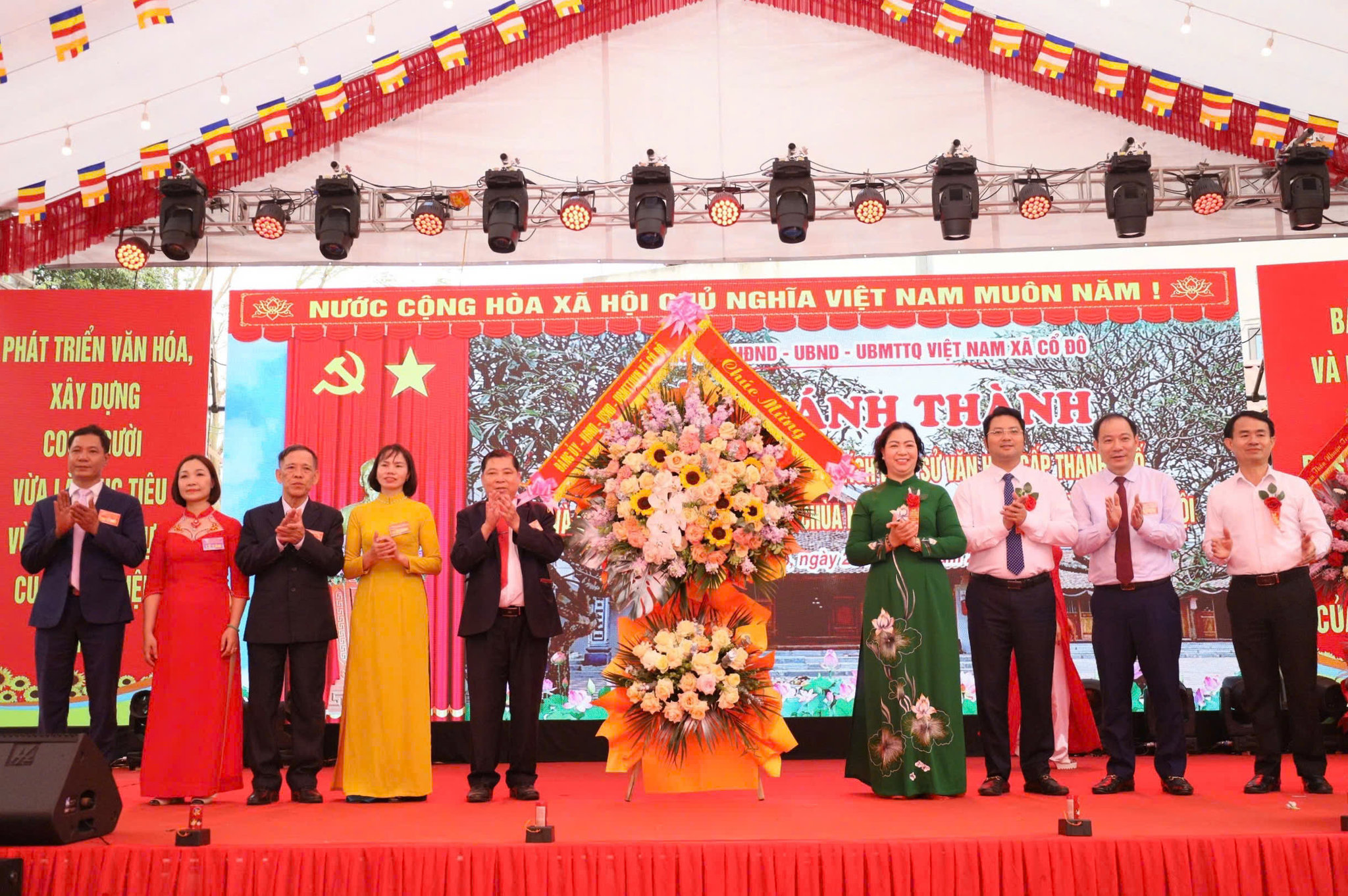 Các đồng chí lãnh đạo xã Cổ Đô tặng hoa chúc mừng. Ảnh: PV