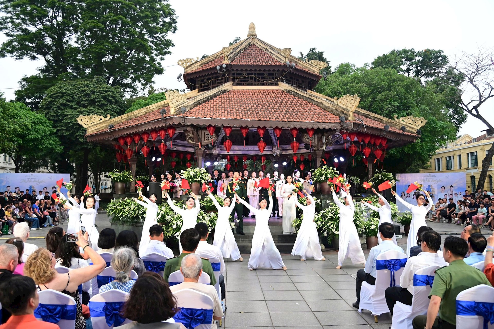 این برنامه شامل اجراهای هنری منحصر به فردی درباره هانوی بود. عکس: ویت تان