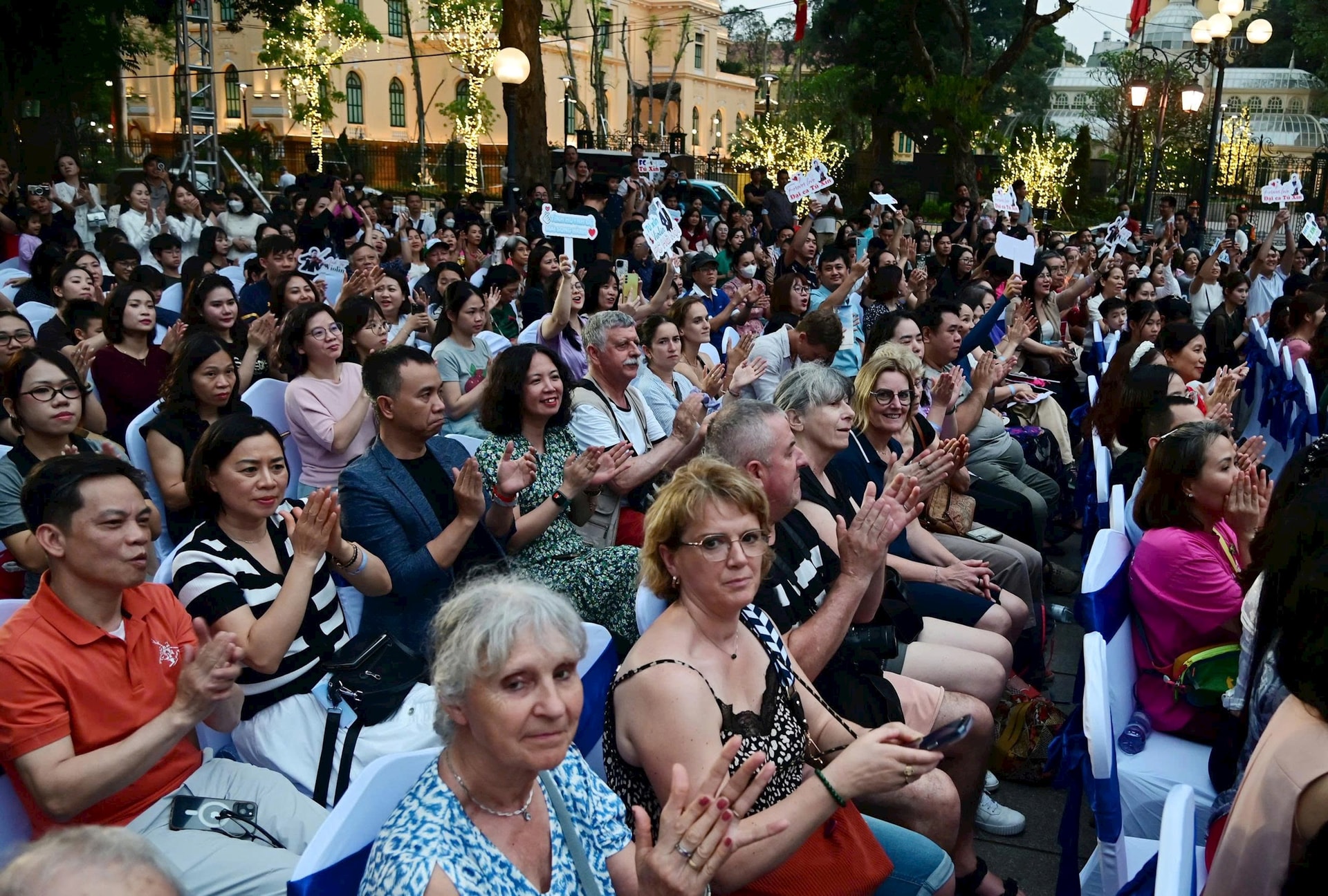 تعداد زیادی از ساکنان هانوی به همراه گردشگران داخلی و بینالمللی از این برنامه لذت بردند. عکس: ویت تان