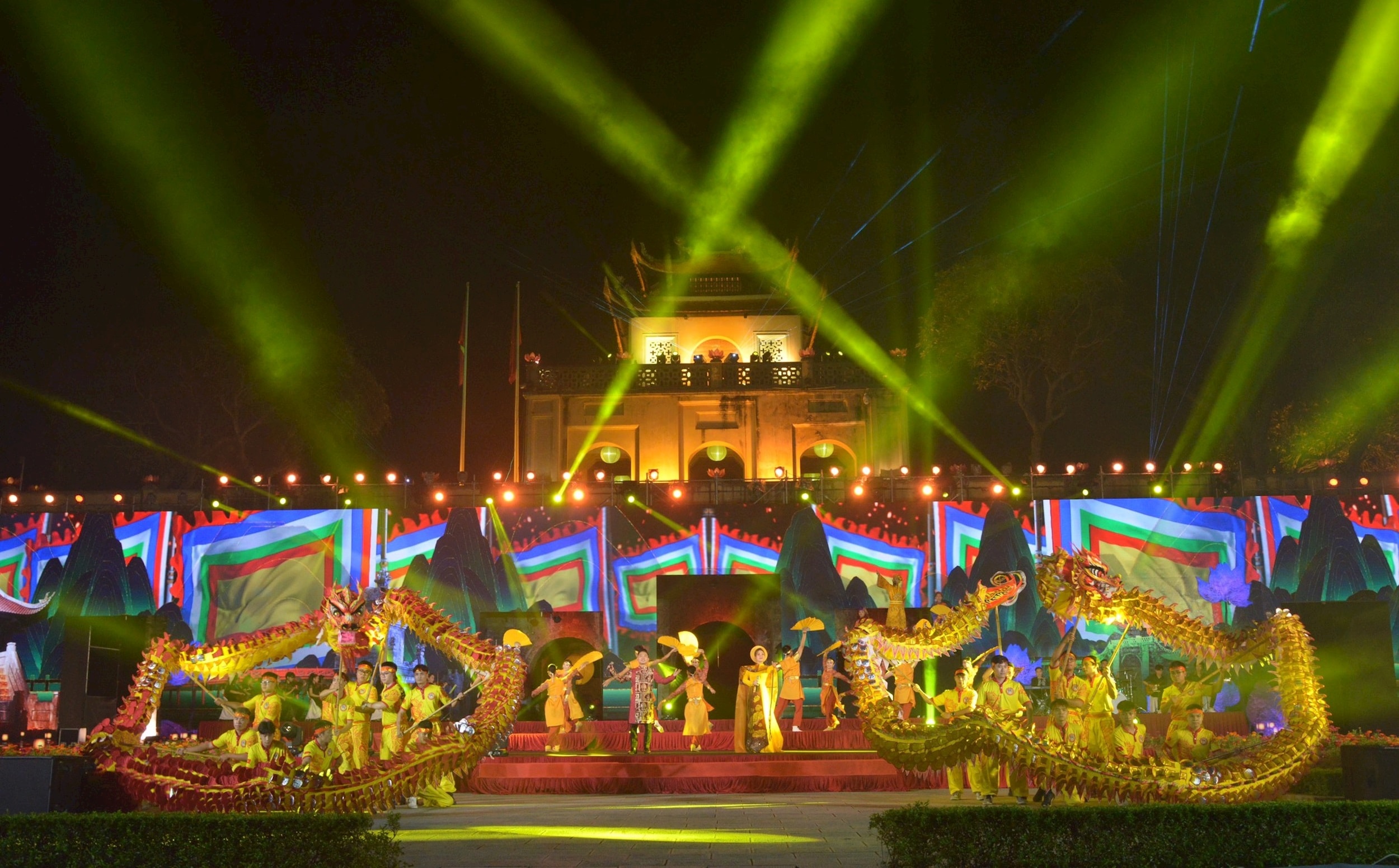 Visita notturna della Cittadella Imperiale di Thang Long. Foto: Lai Tan