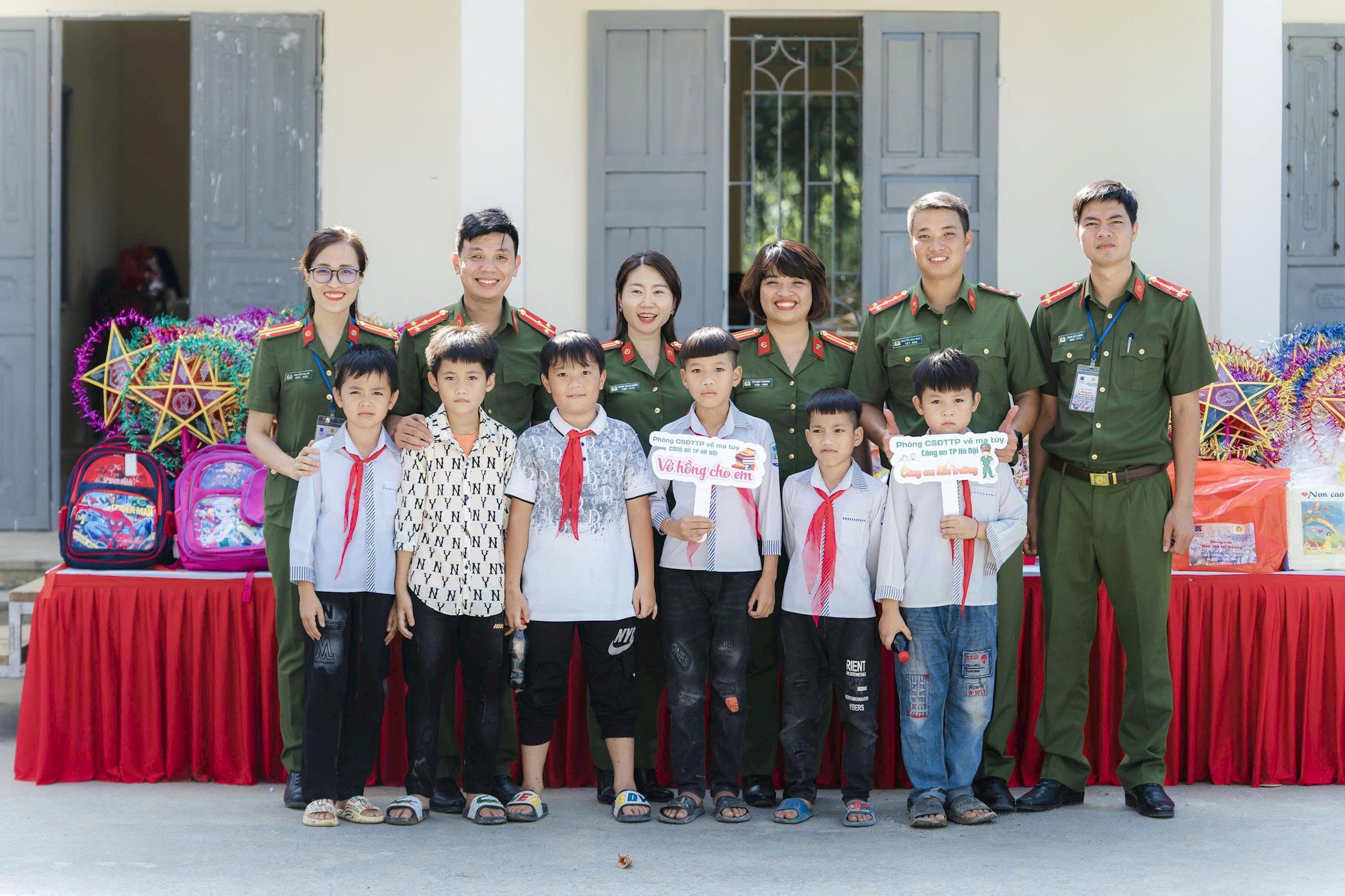 Trung tá Tô Thúy Phương (thứ ba từ phải sang) cùng đồng đội tham gia hoạt động thiện nguyện. Ảnh: Thu Hà