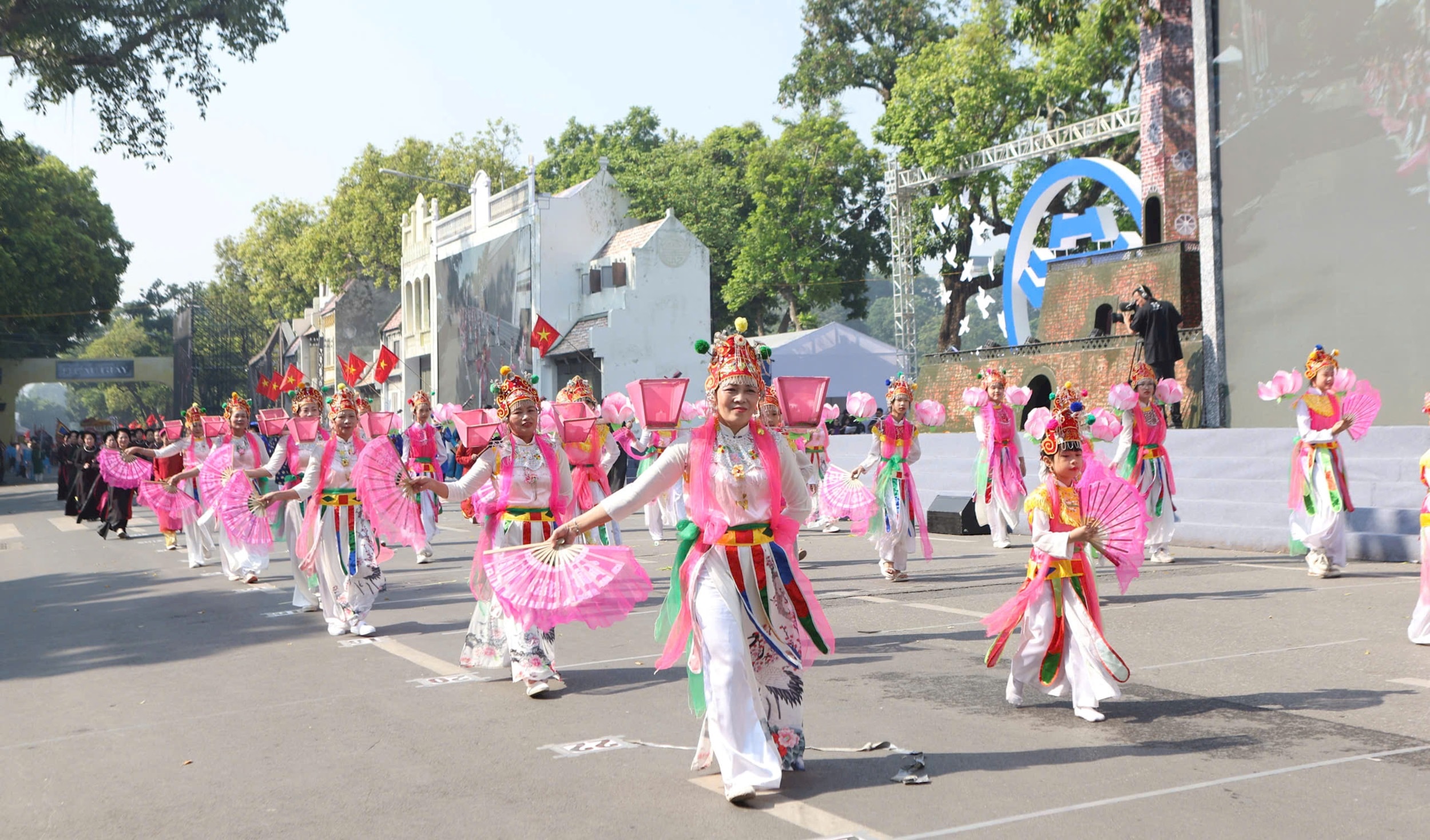 le-hoi-duong-pho-thanh-hai.jpg