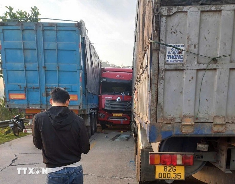 Hiện trường vụ tai nạn liên hoàn trên tuyến đường Hồ Chí Minh, đoạn qua xã Khâm Đức (thành phố Đà Nẵng) khiến nhiều phương tiện bị ùn tắc. (Ảnh: TTXVN phát)