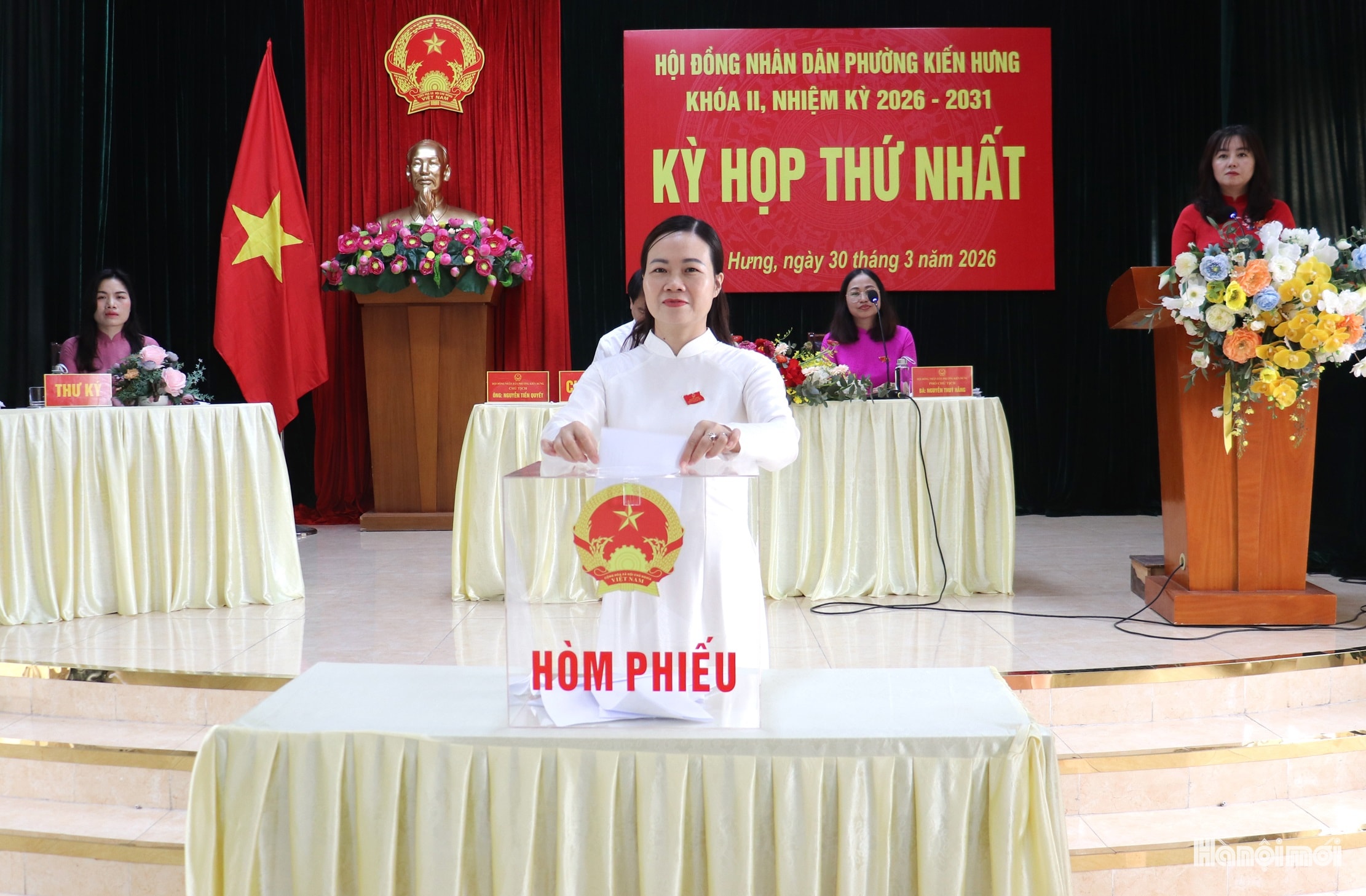 Các đại biểu HĐND phường tiến hành bỏ phiếu bầu các chức danh lãnh đạo chủ chốt. Ảnh: Tuấn Điệp