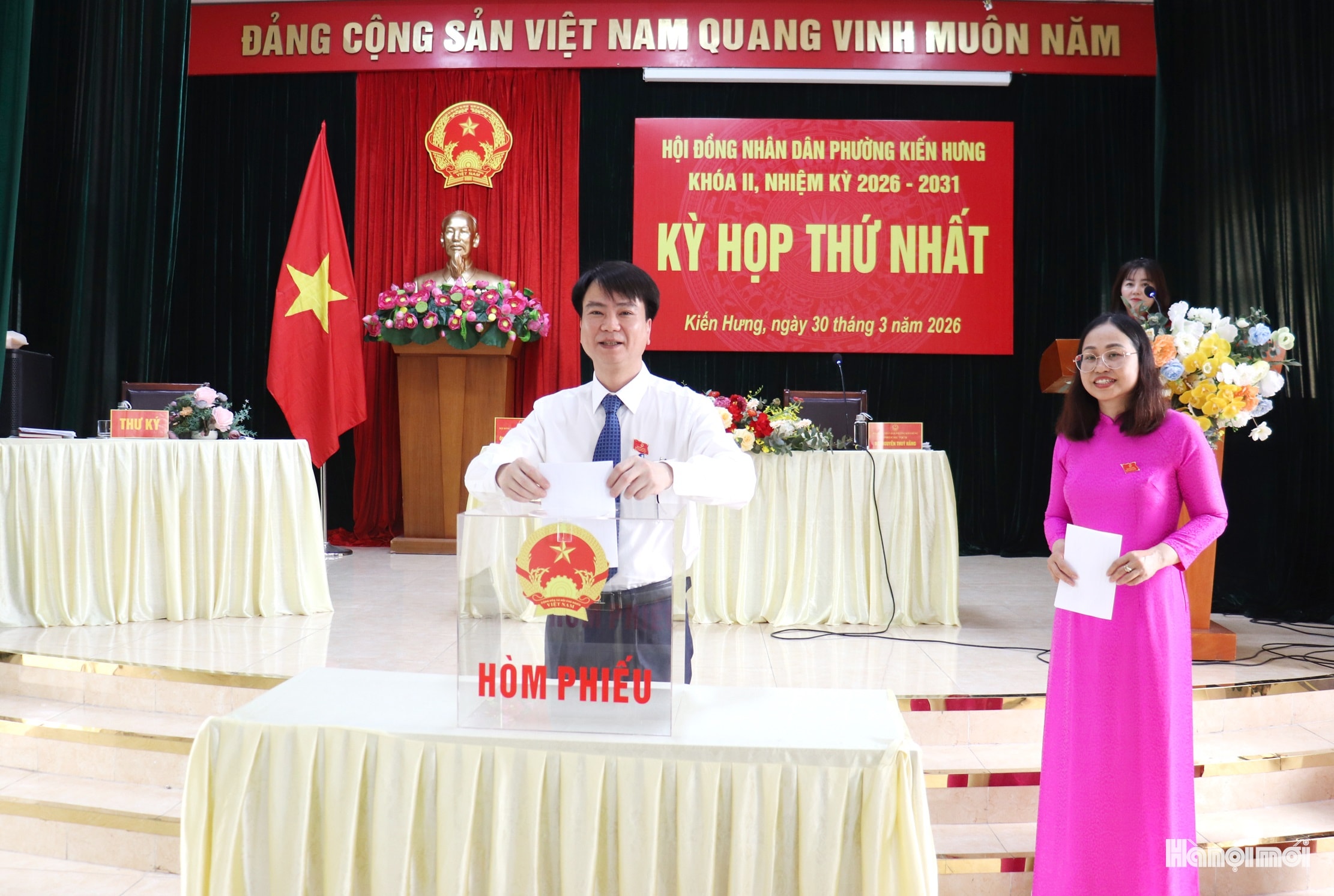 Các đại biểu HĐND phường tiến hành bỏ phiếu bầu các chức danh lãnh đạo chủ chốt. Ảnh: Tuấn Điệp