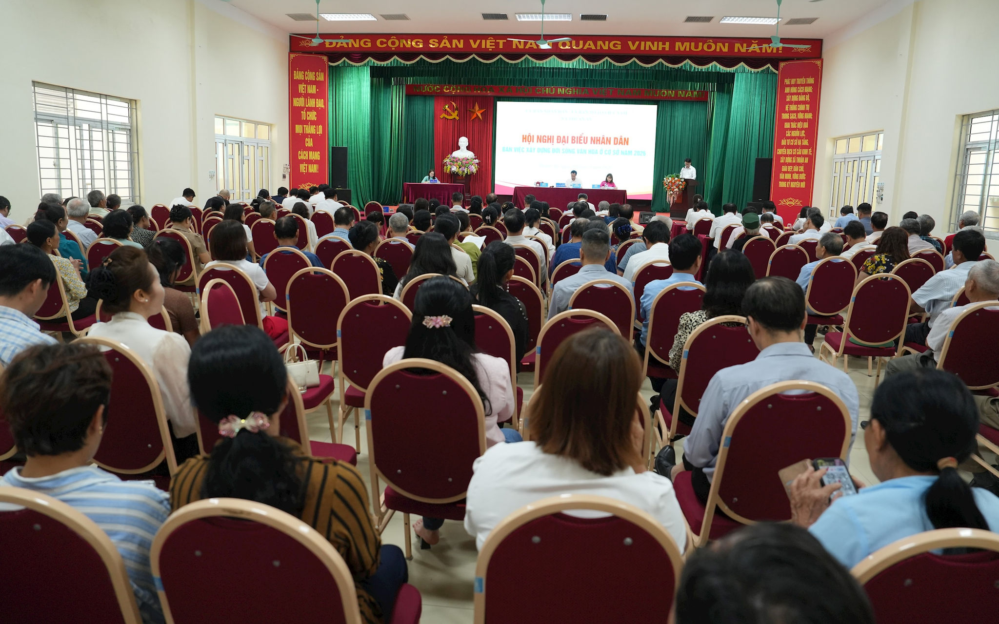 dai-bieu-2.jpg