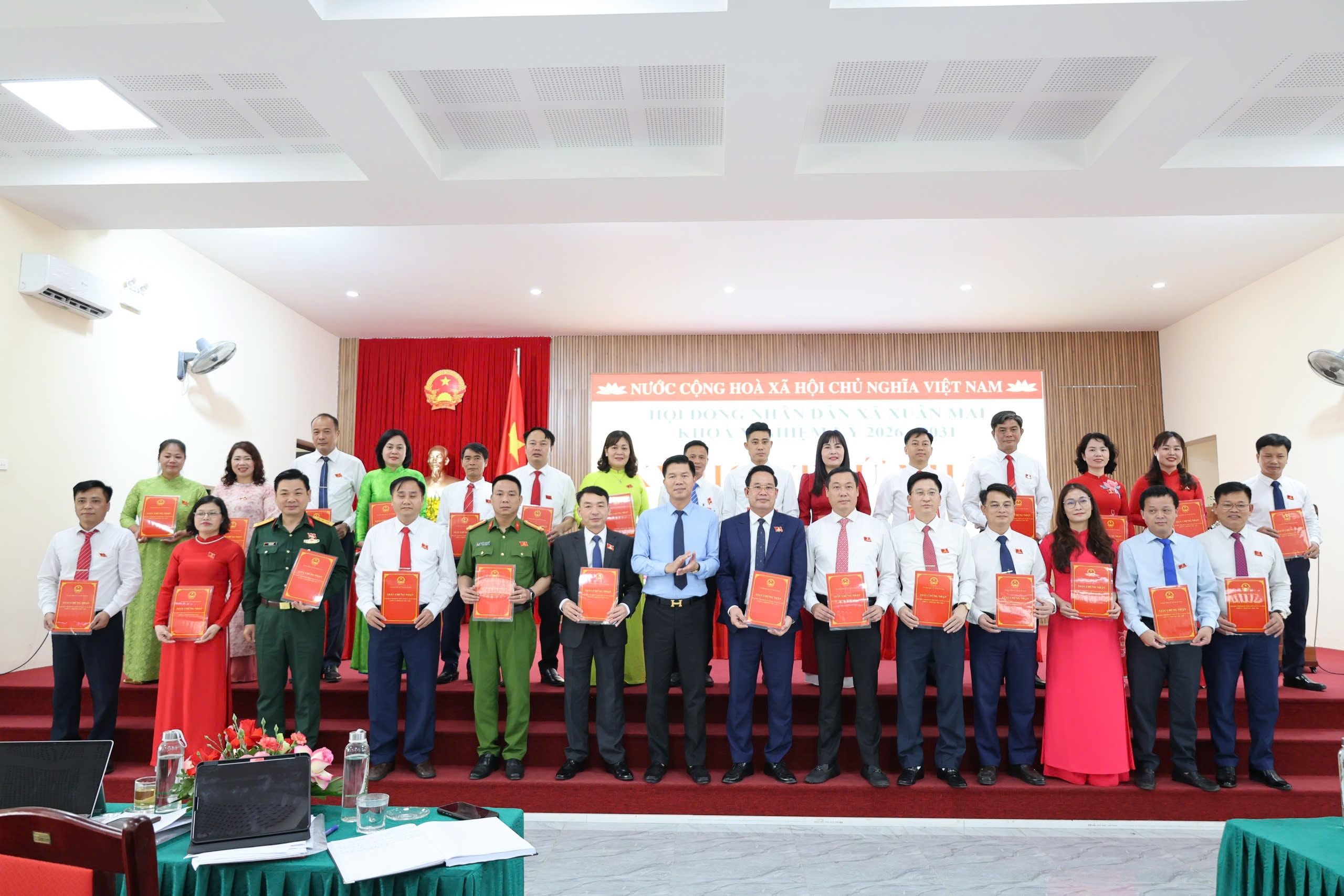 28 đại biểu HĐND xã Xuân Mai khóa X, nhiệm kỳ 202 ra mắt. Ảnh: Thu Hiền