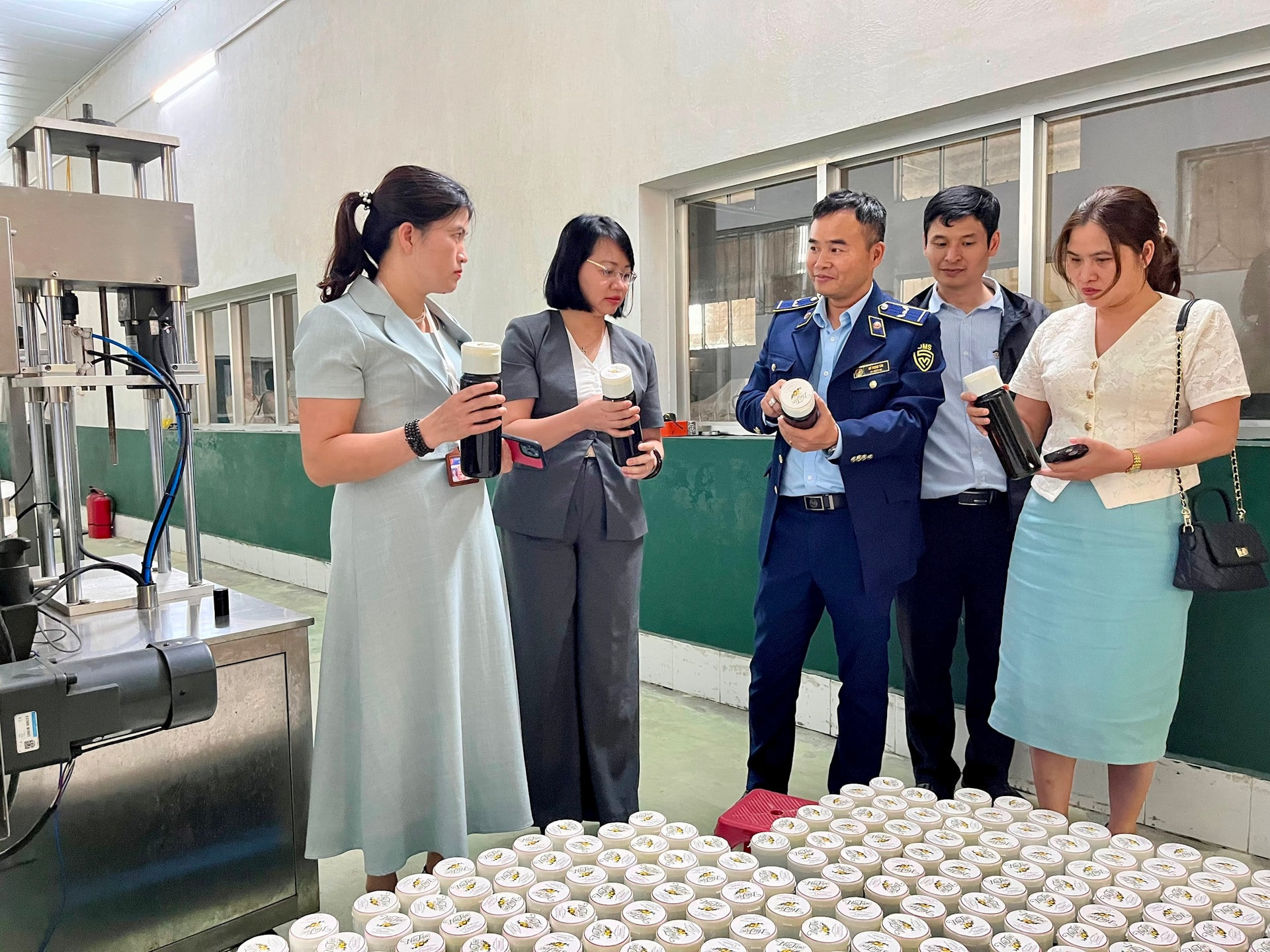 Đoàn liên ngành thành phố Hà Nội kiểm tra một cơ sở sản xuất rượu tại xã Yên Bài. Ảnh: Tùng Nguyễn.