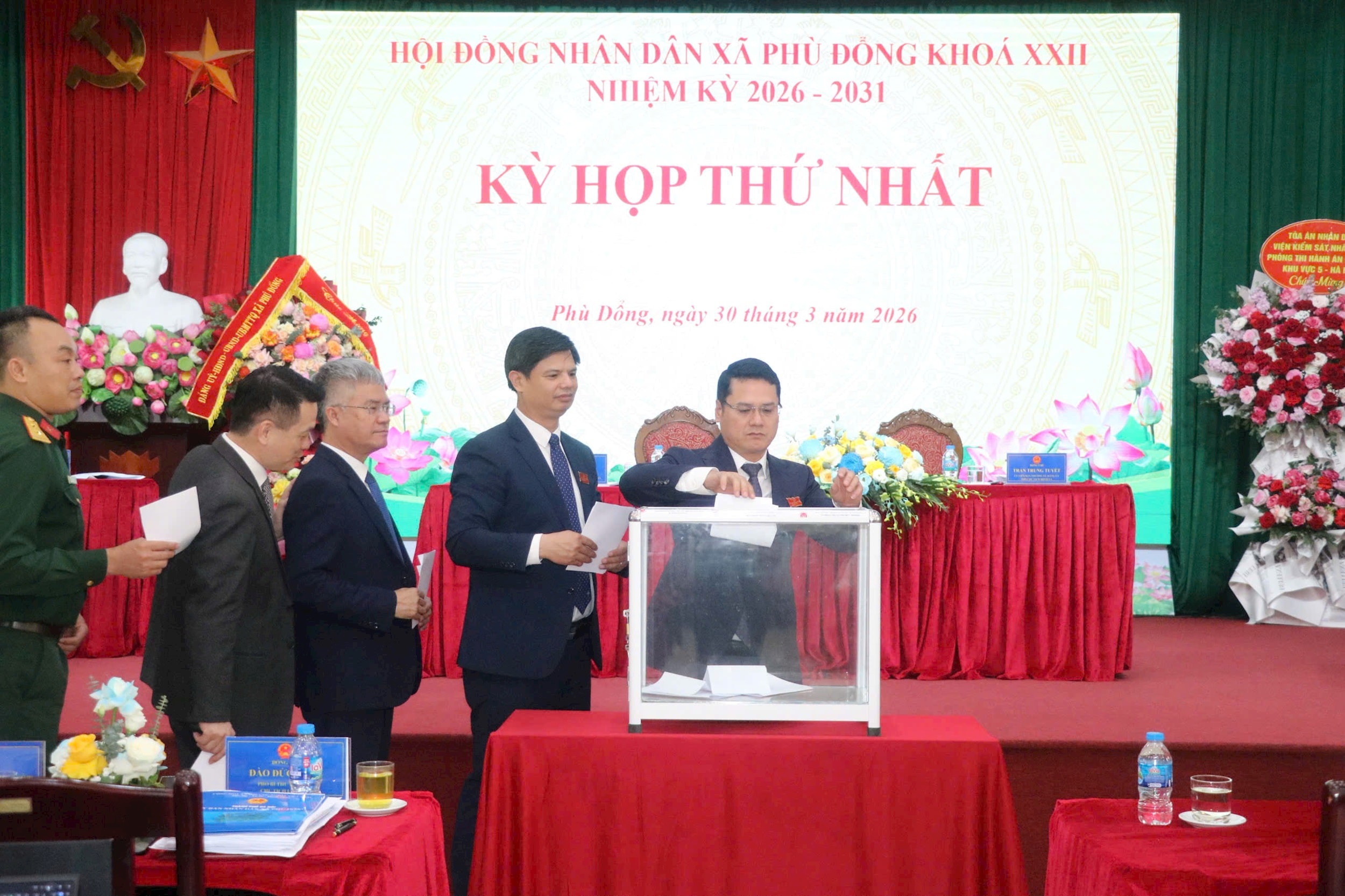 Các đại biểu bỏ phiếu kiện toàn các chức danhủ chốt nhiệm kỳ 2026 – 2031. Ảnh: PV
