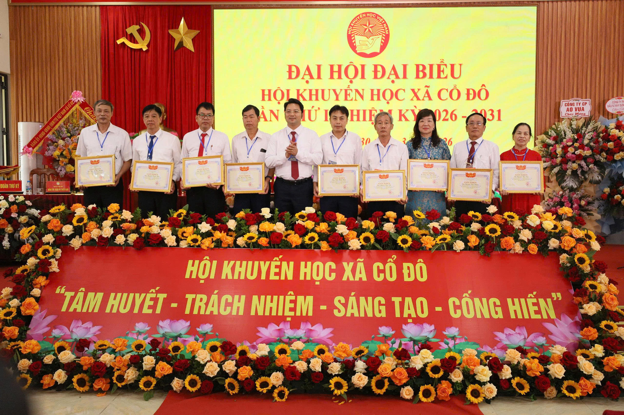 Các đồng chí lãnh đạo Hội Khuyến học thành phố Hà Nội và xã Ô Diên khen thưởng các chi hội, dòng họ và gia đình khuyến học tiêu biểu