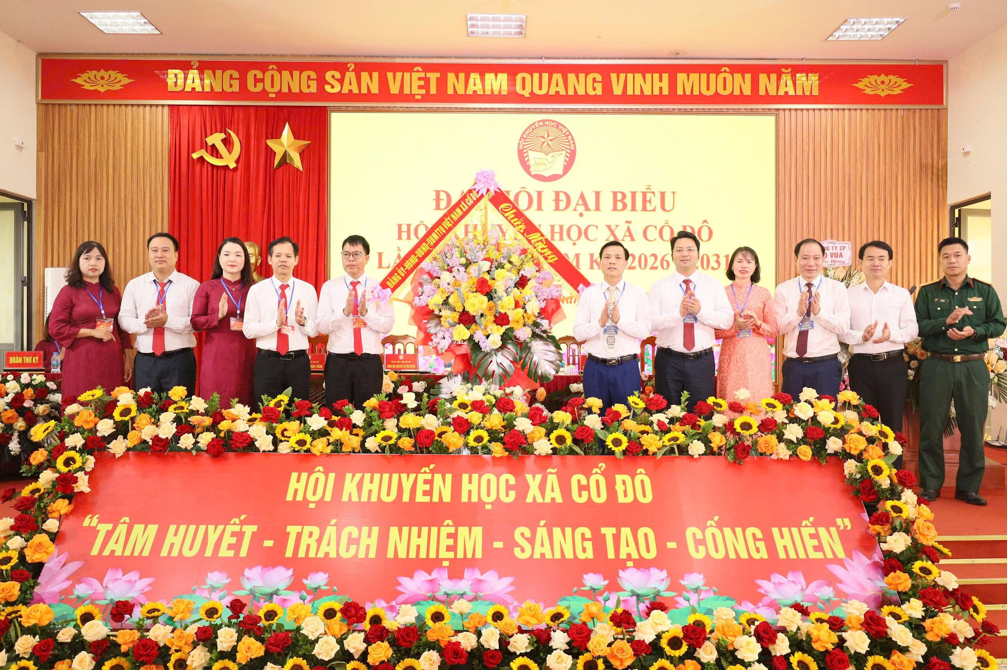 Các đồng chí lãnh đạo xã Cổ Đô chúc mừng Đại hội Hội Khuyến học lần thứ I