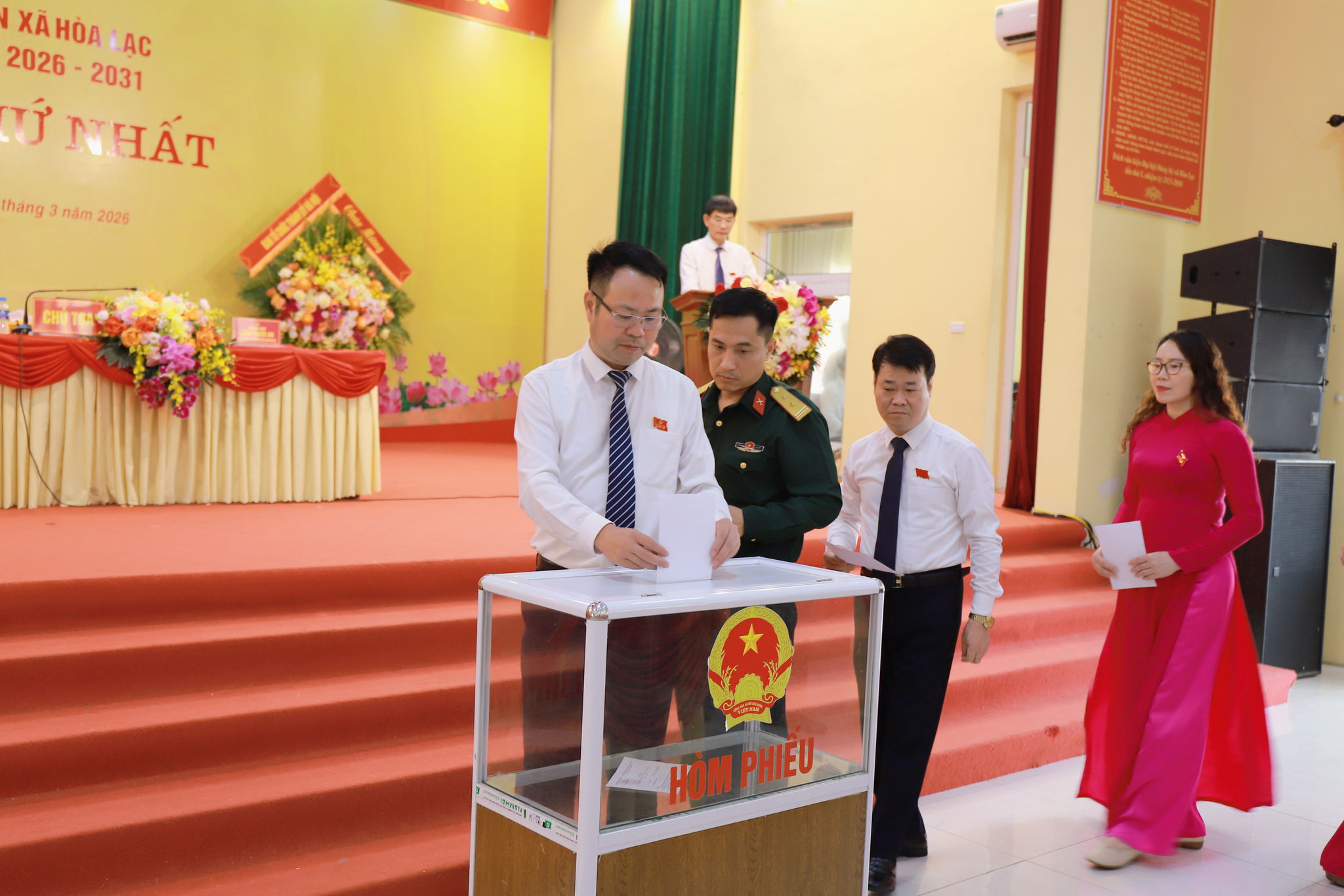 Các đại biểu bầu các chức danh tại kỳ họp. Ảnh: TH.